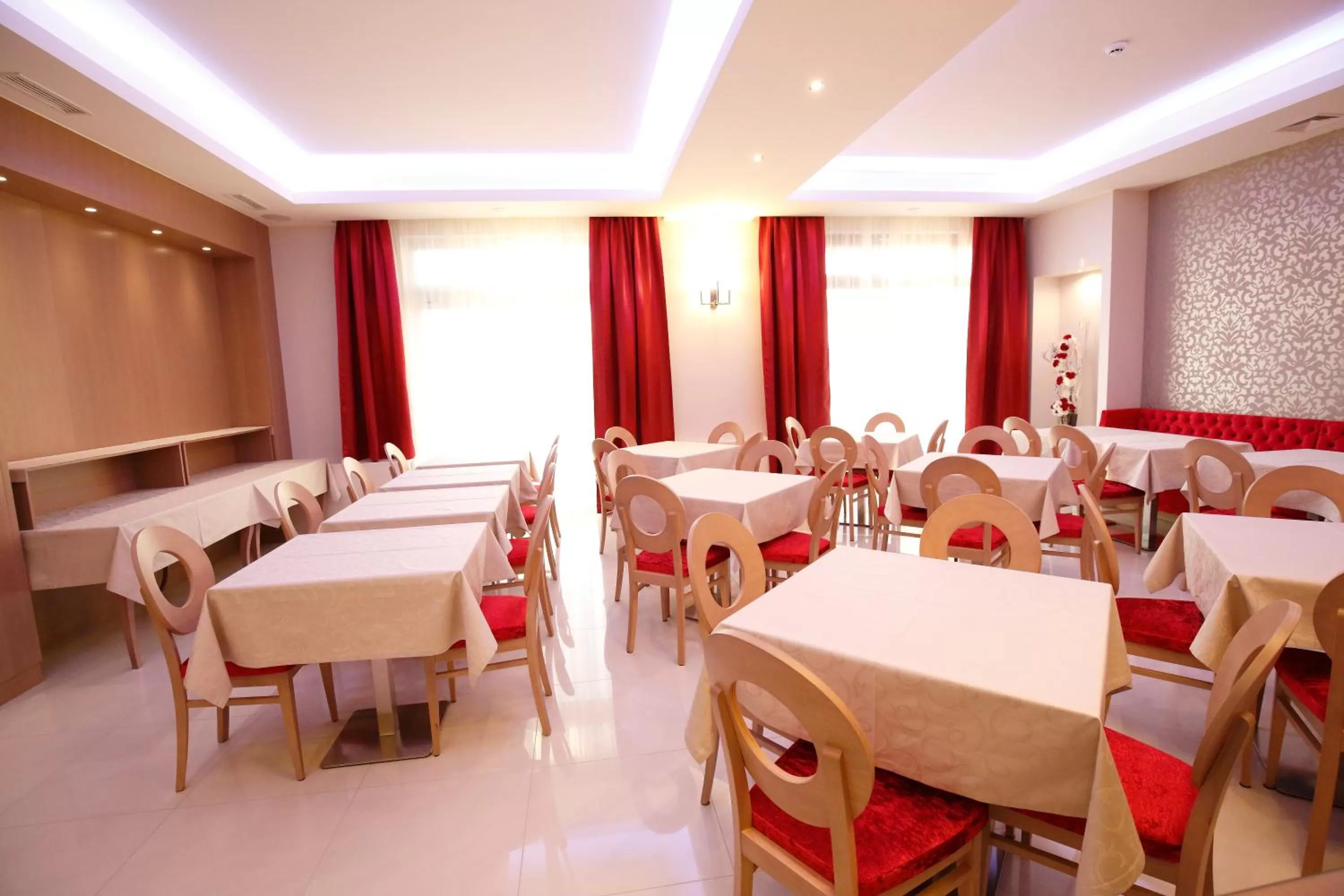 Restaurant/places to eat in Hotel Raca