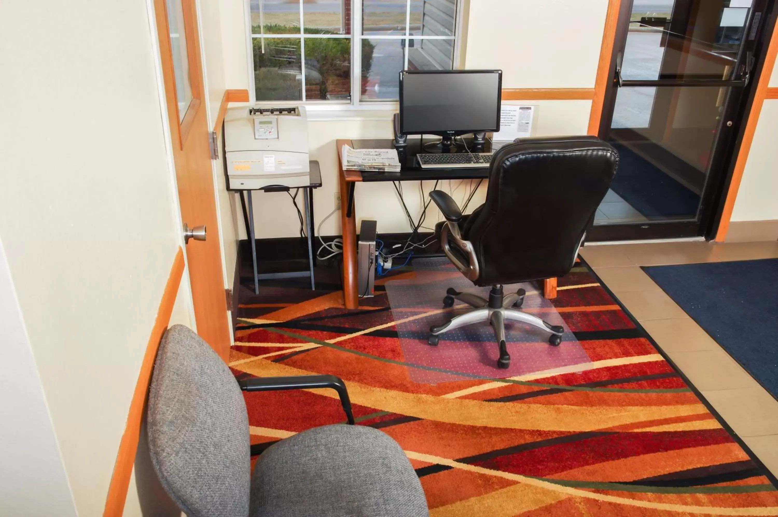 DUTCH INN AND SUITES DUTCH INN AND SUITES