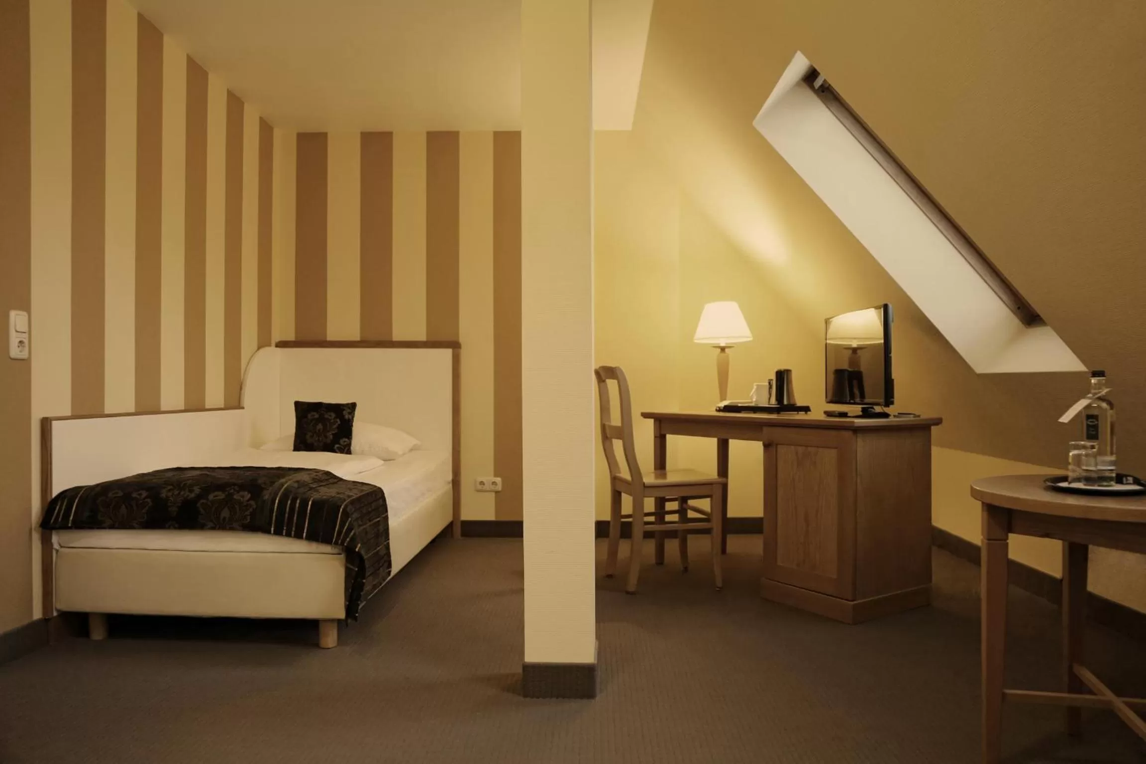 Photo of the whole room, Bed in Konsumhotel Dorotheenhof Weimar