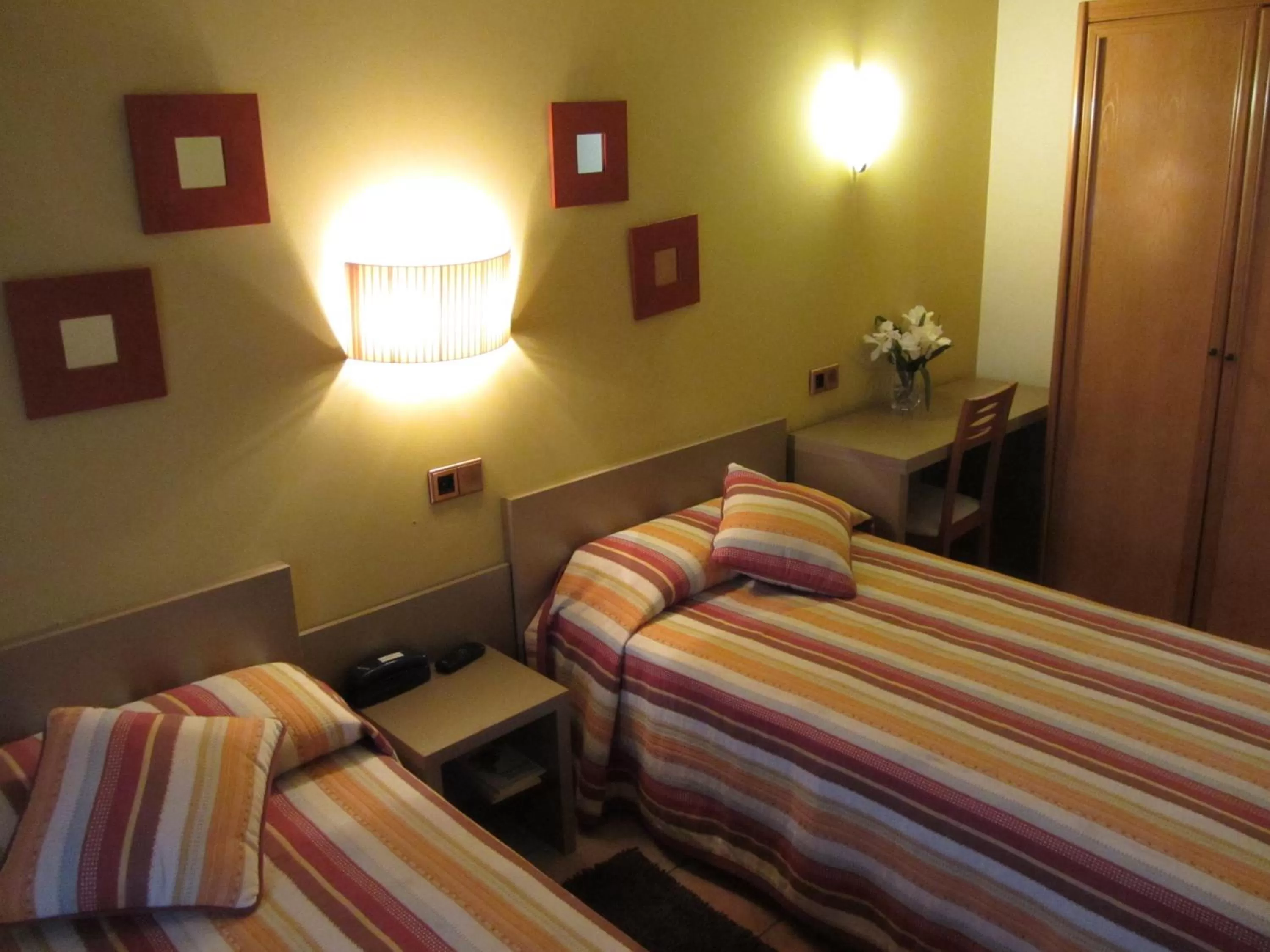 Photo of the whole room in Hotel Villa de Utrillas