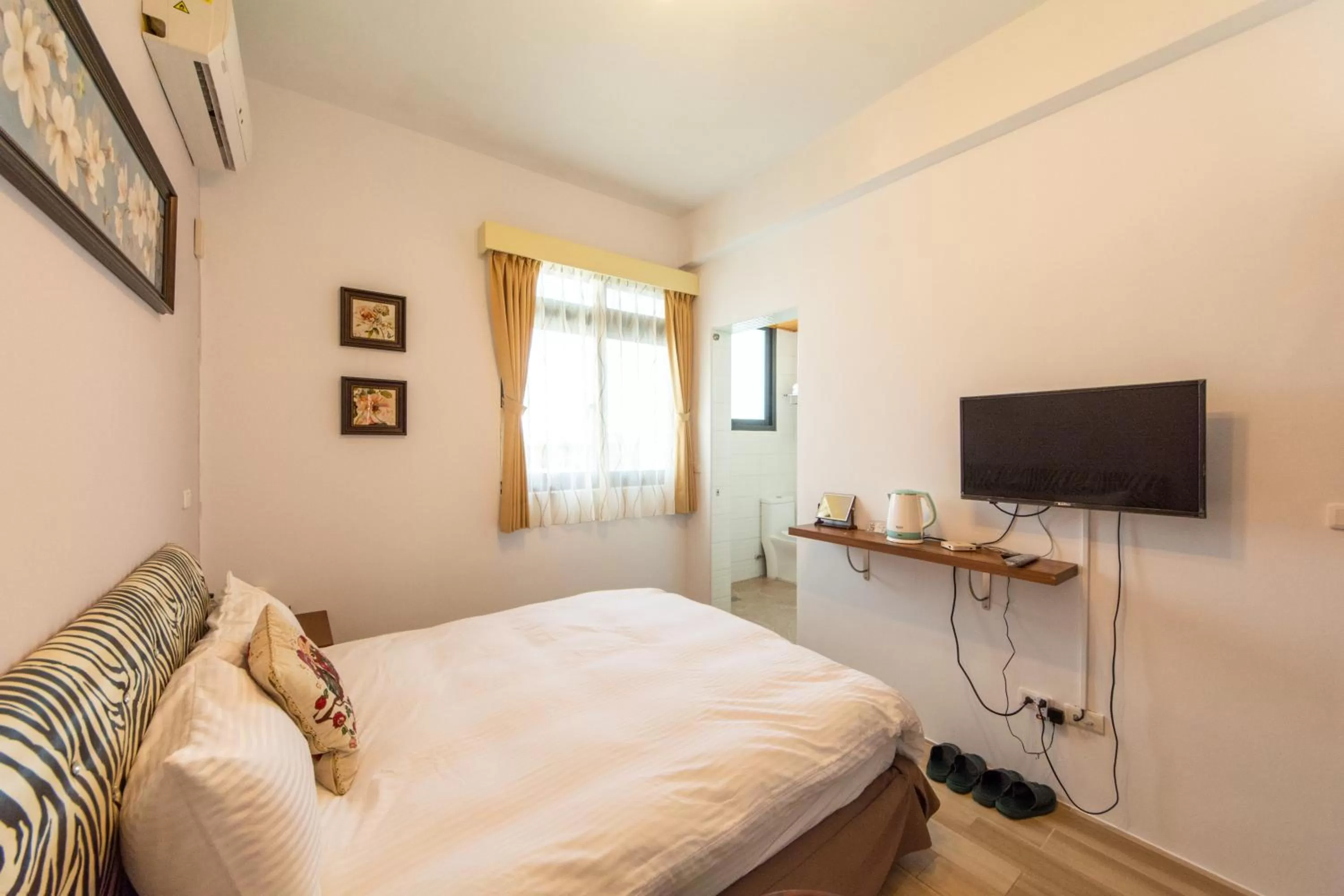 Decorative detail, Bed in Jinguann B&B