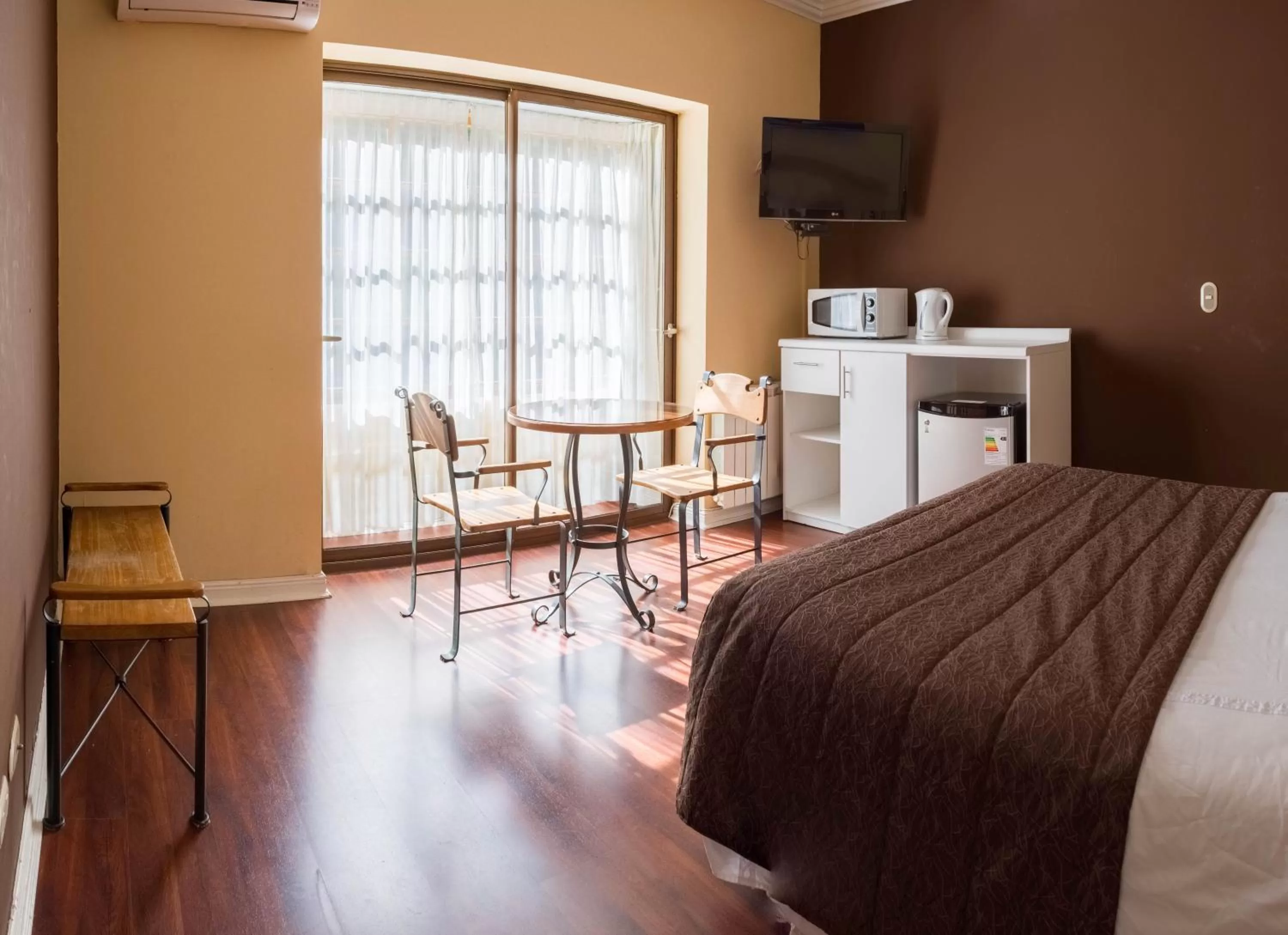 Bed, TV/Entertainment Center in Hotel Inti Kuyen Plaza