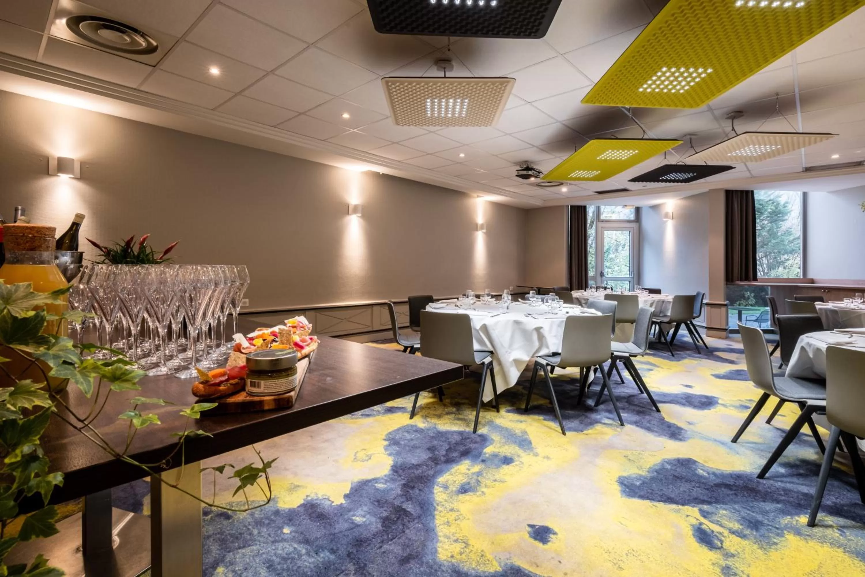 Restaurant/places to eat in Mercure Grenoble Meylan