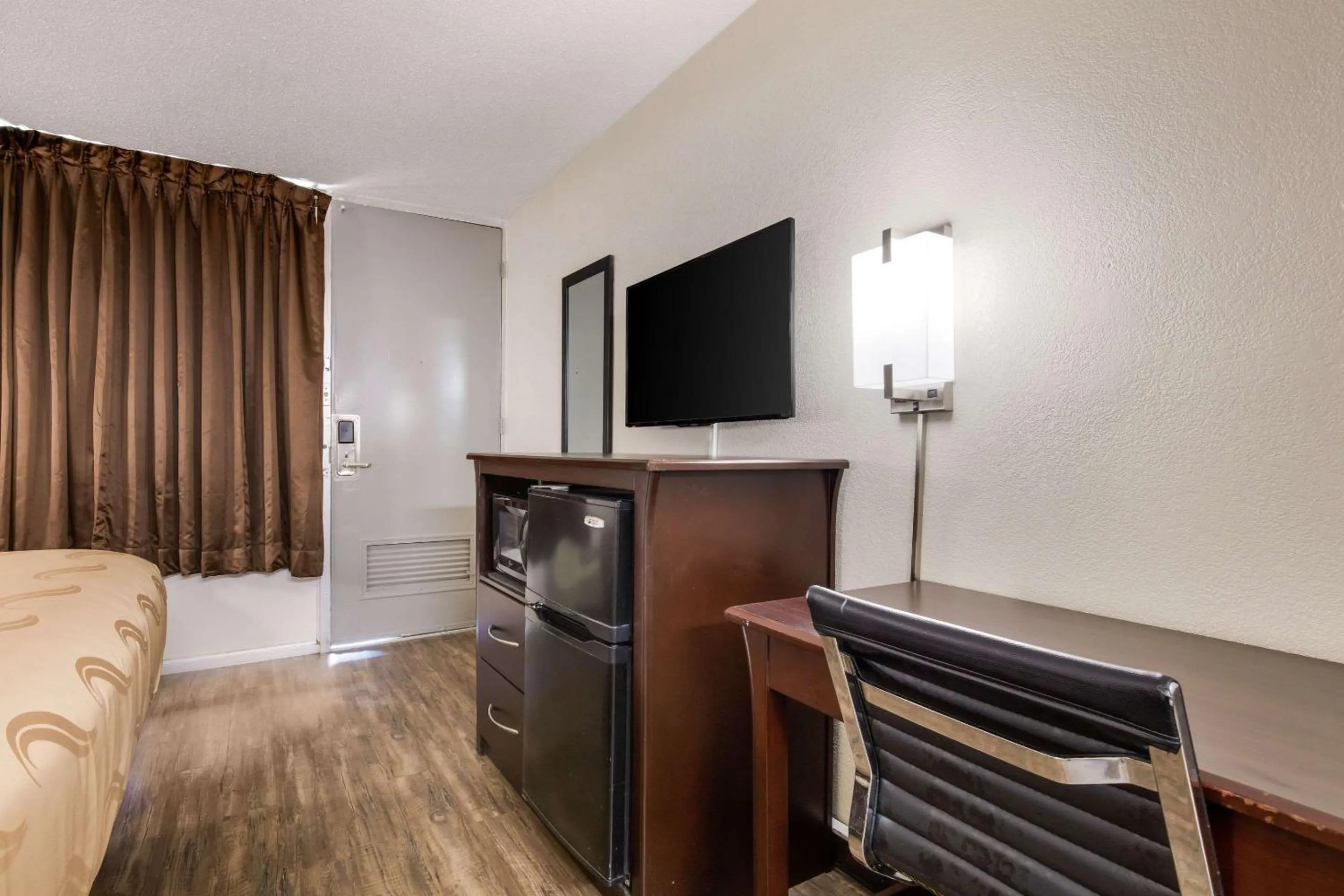 Photo of the whole room, Bed in Quality Inn Starkville near University