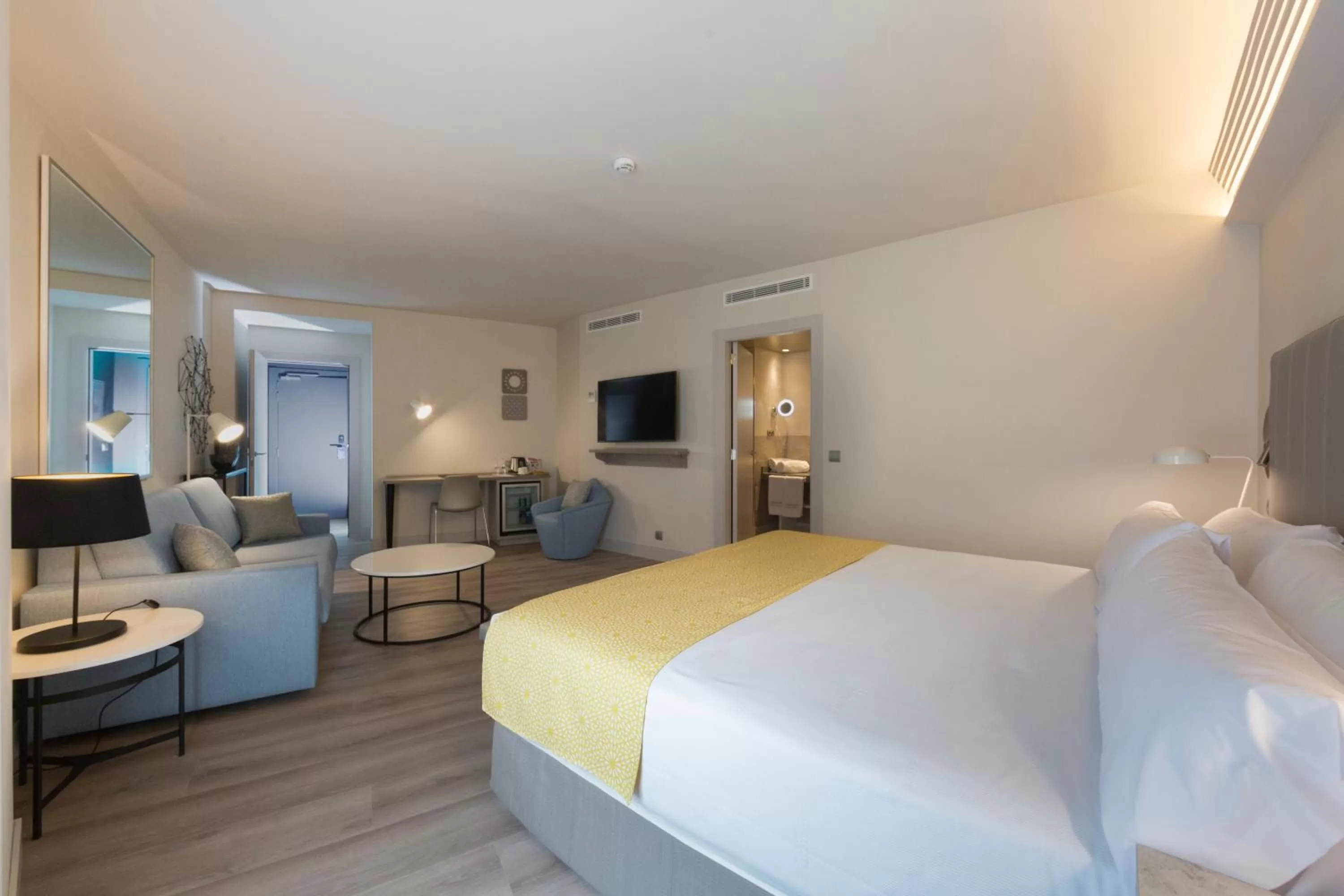 Photo of the whole room, Bed in Catalonia Granada