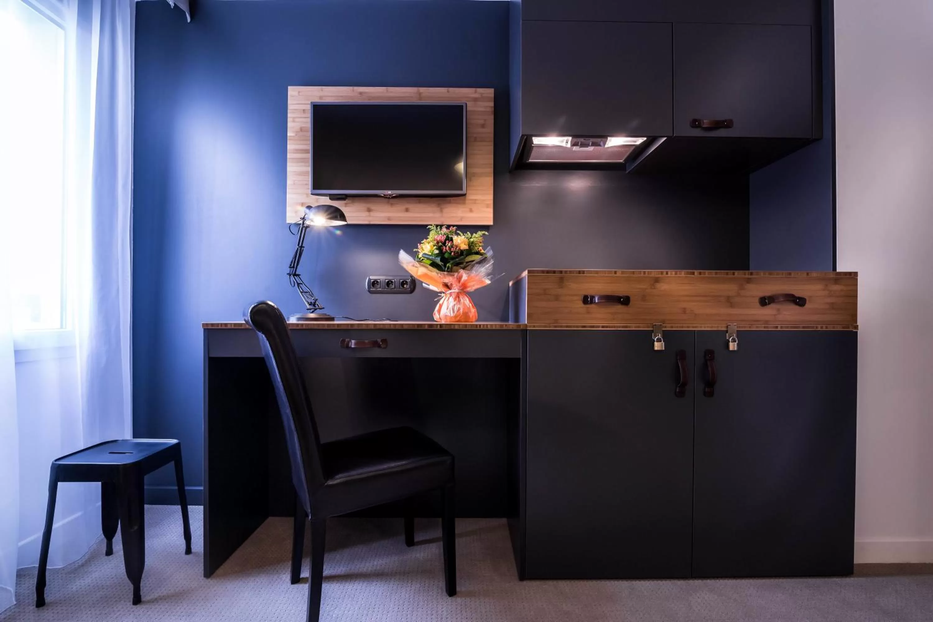 TV and multimedia in Best Western Plus Suitcase Paris La Défense