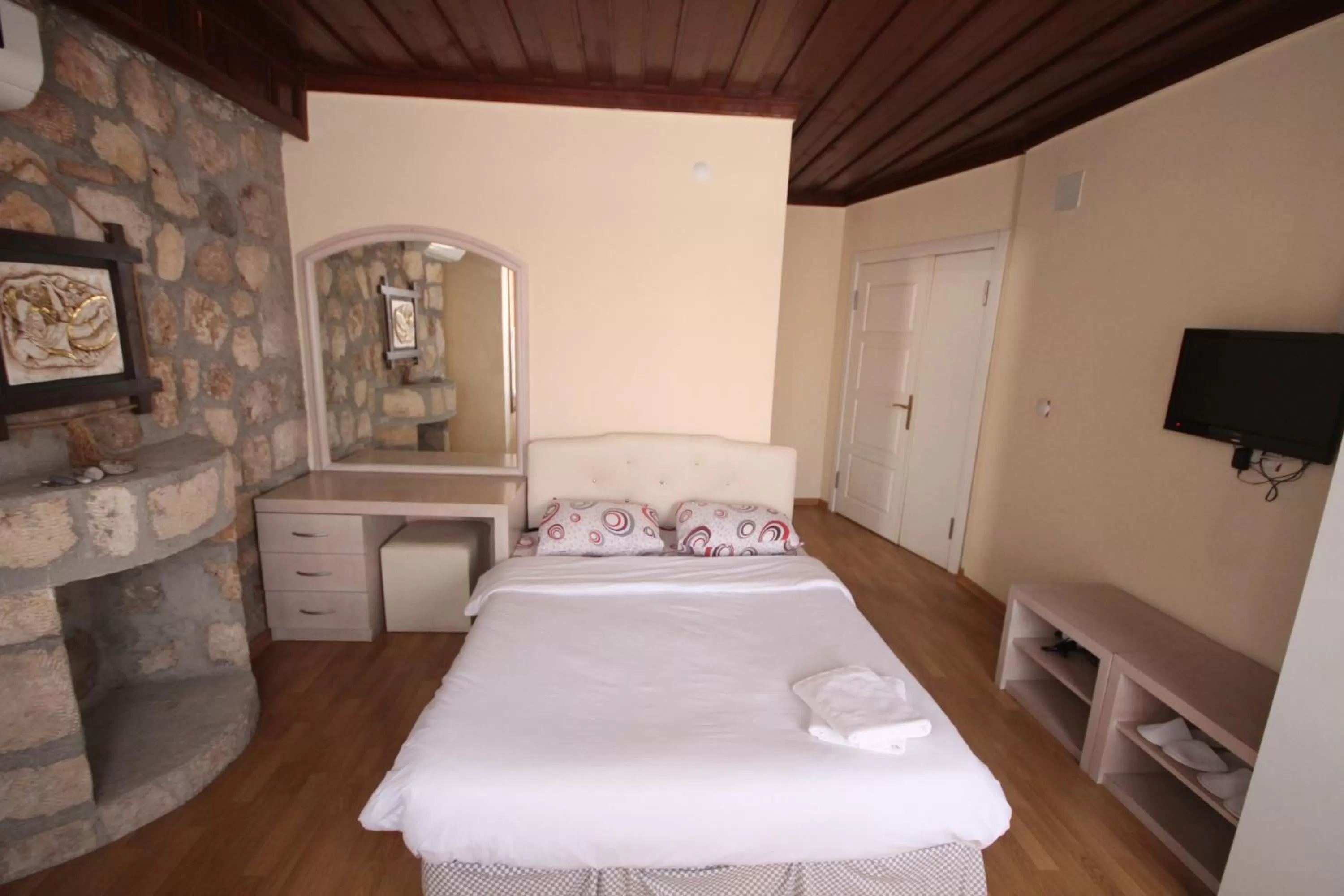 Photo of the whole room, Bed in Munchen Pension