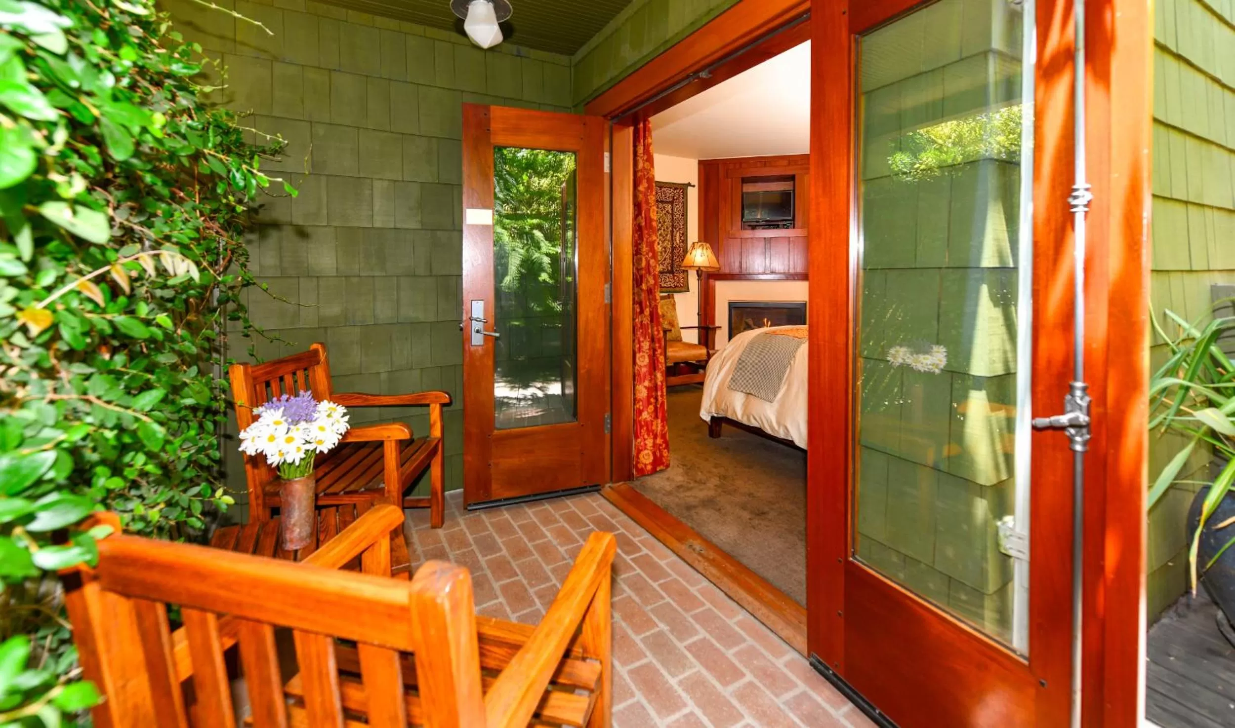 Patio, Bed in Blackbird Inn