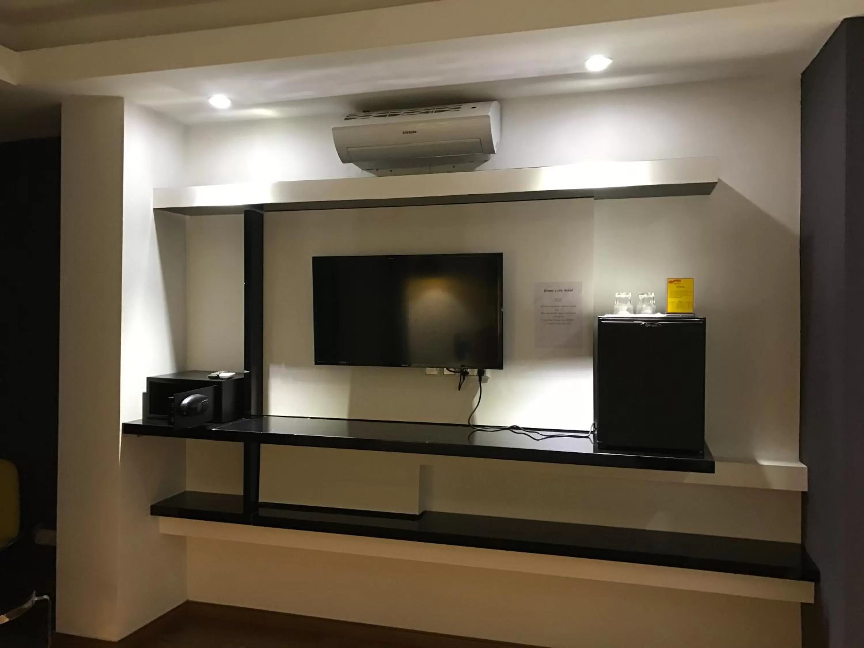 TV and multimedia, TV/Entertainment Center in Benny's City Hotel