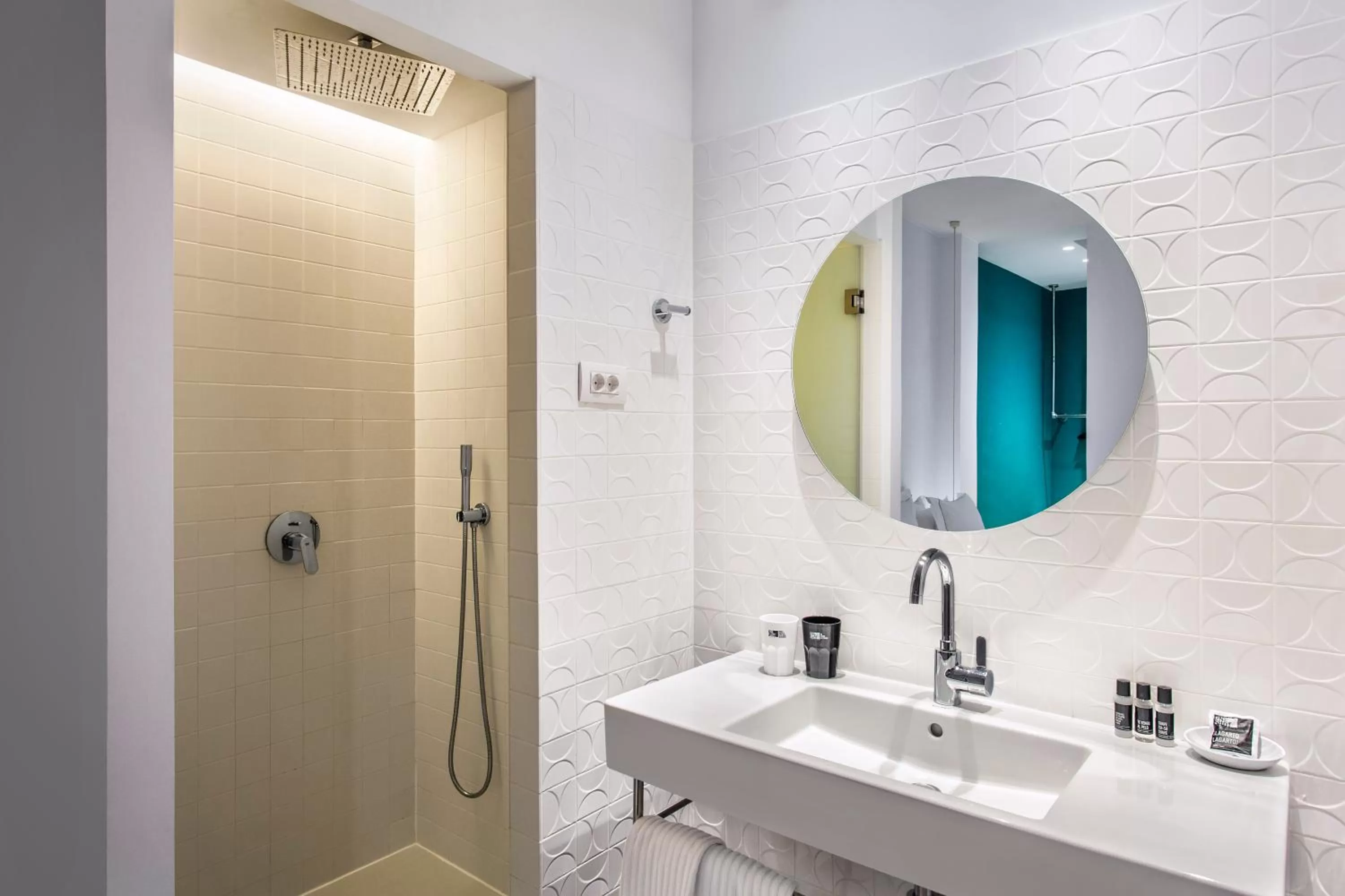 Shower in One Shot Prado