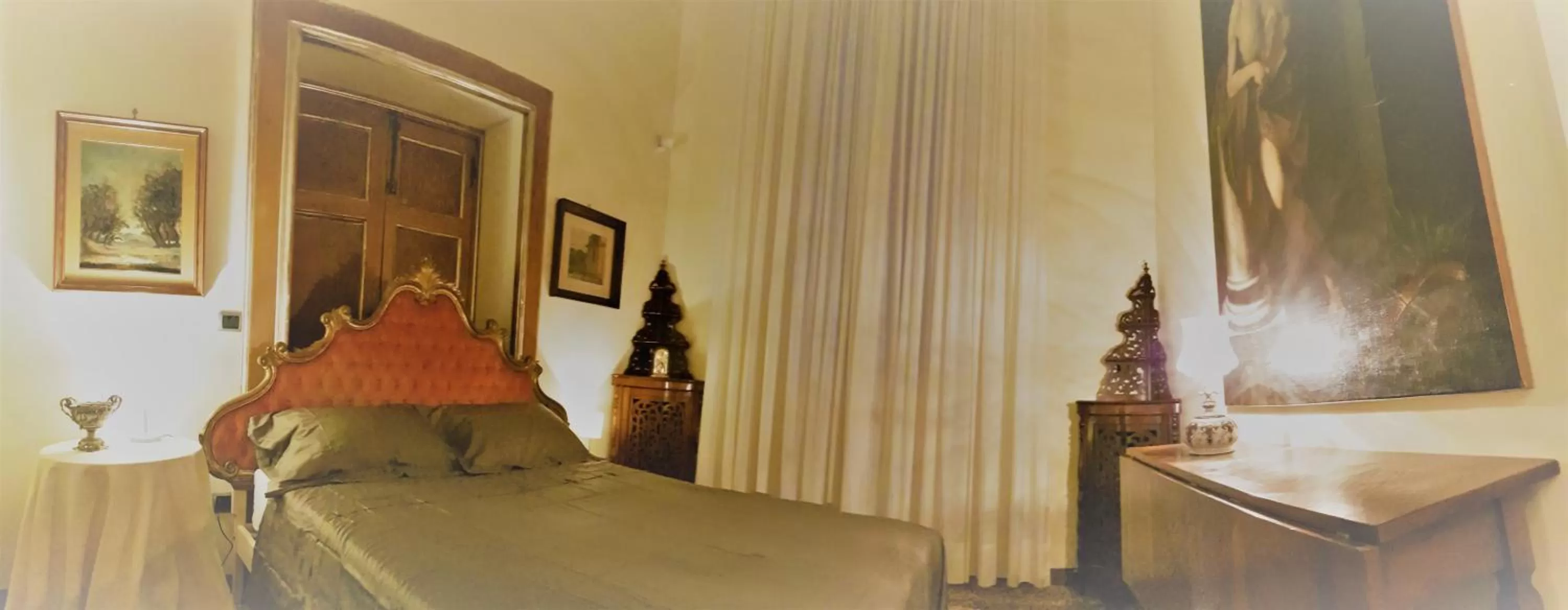 Bedroom in Gran Suite Piazza Maggiore - T&T communications