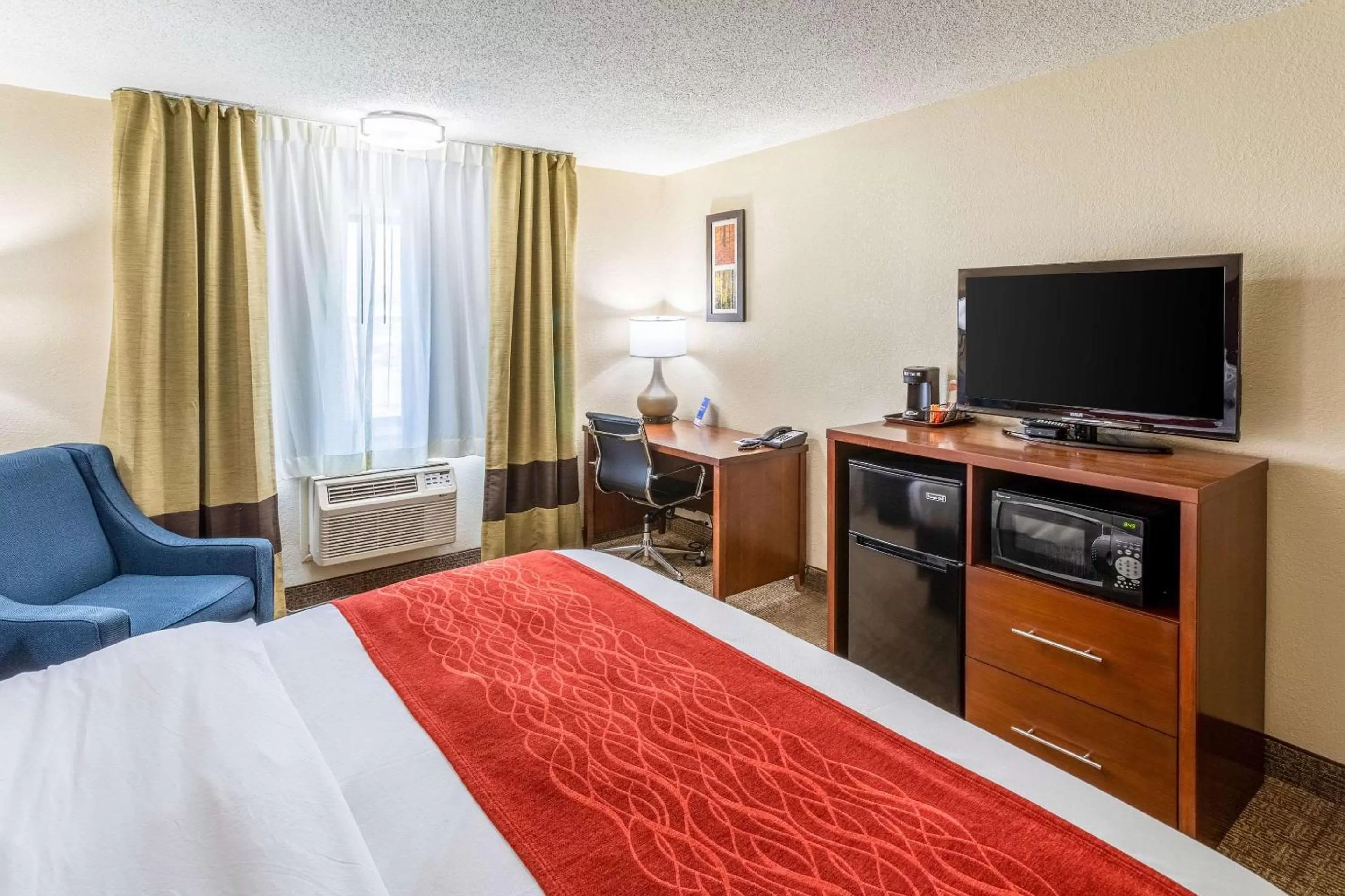 Photo of the whole room, Bed in Comfort Inn Waukesha - Milwaukee West