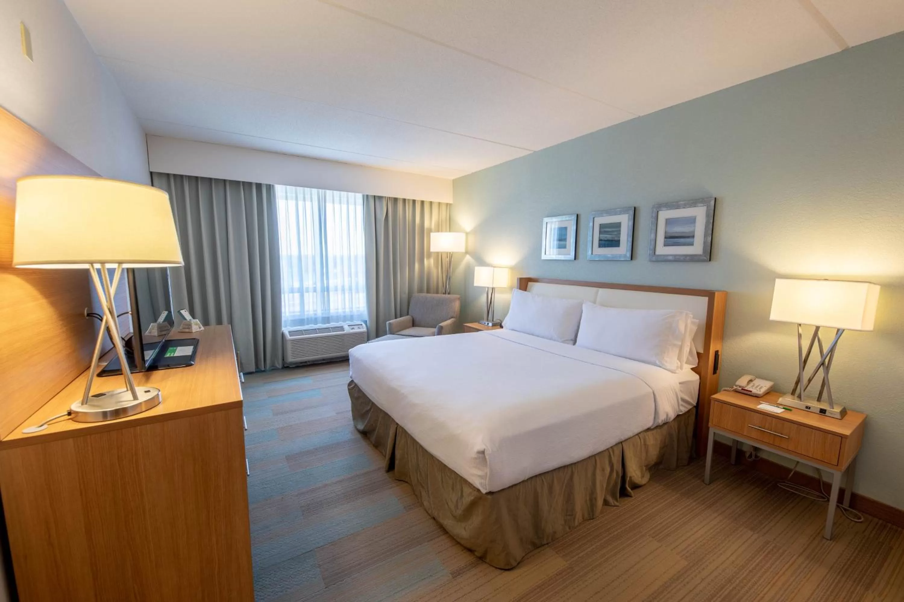 Photo of the whole room, Bed in Holiday Inn Manahawkin/Long Beach Island by IHG