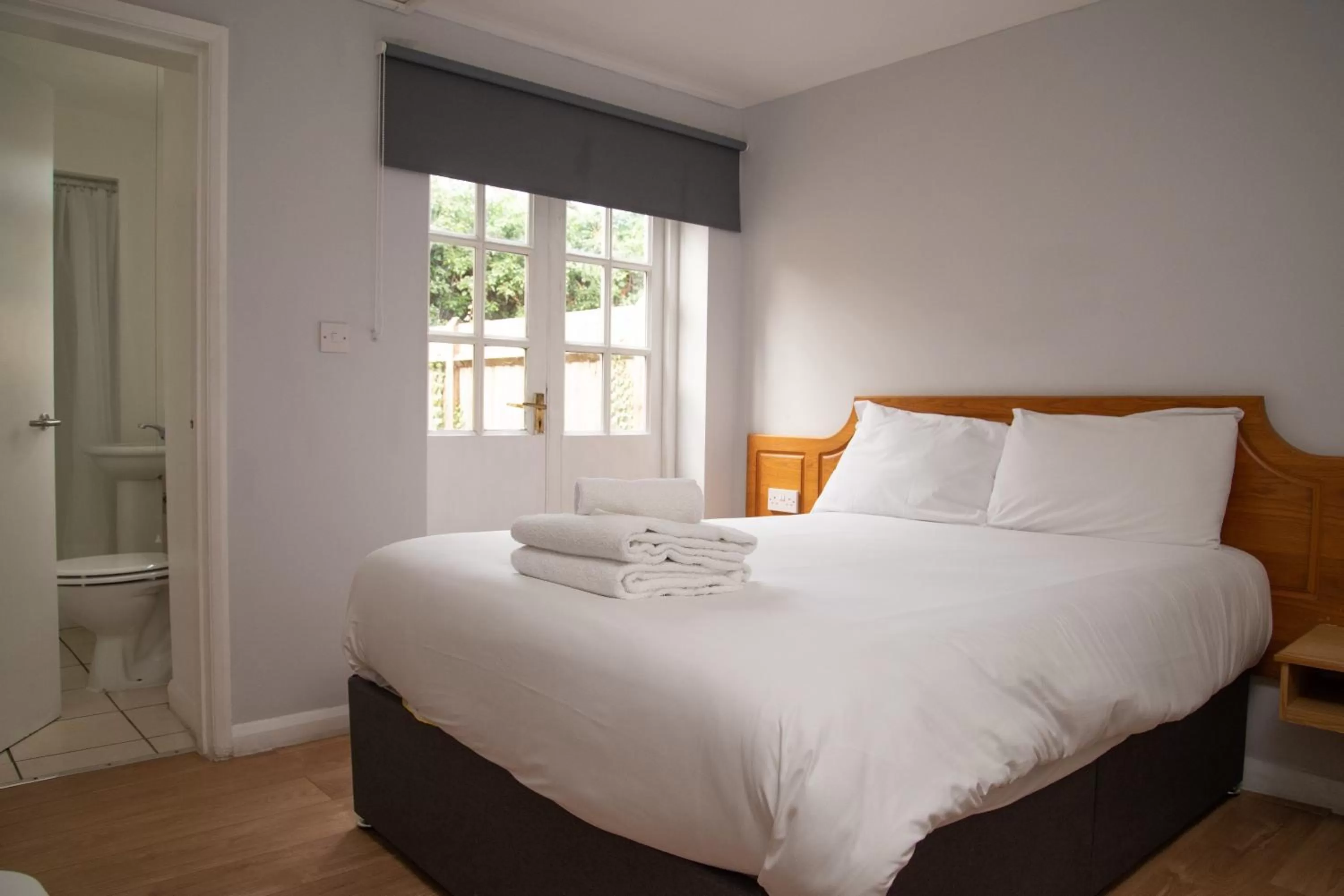 Bedroom, Bed in Royal Hotel, Bar & Grill