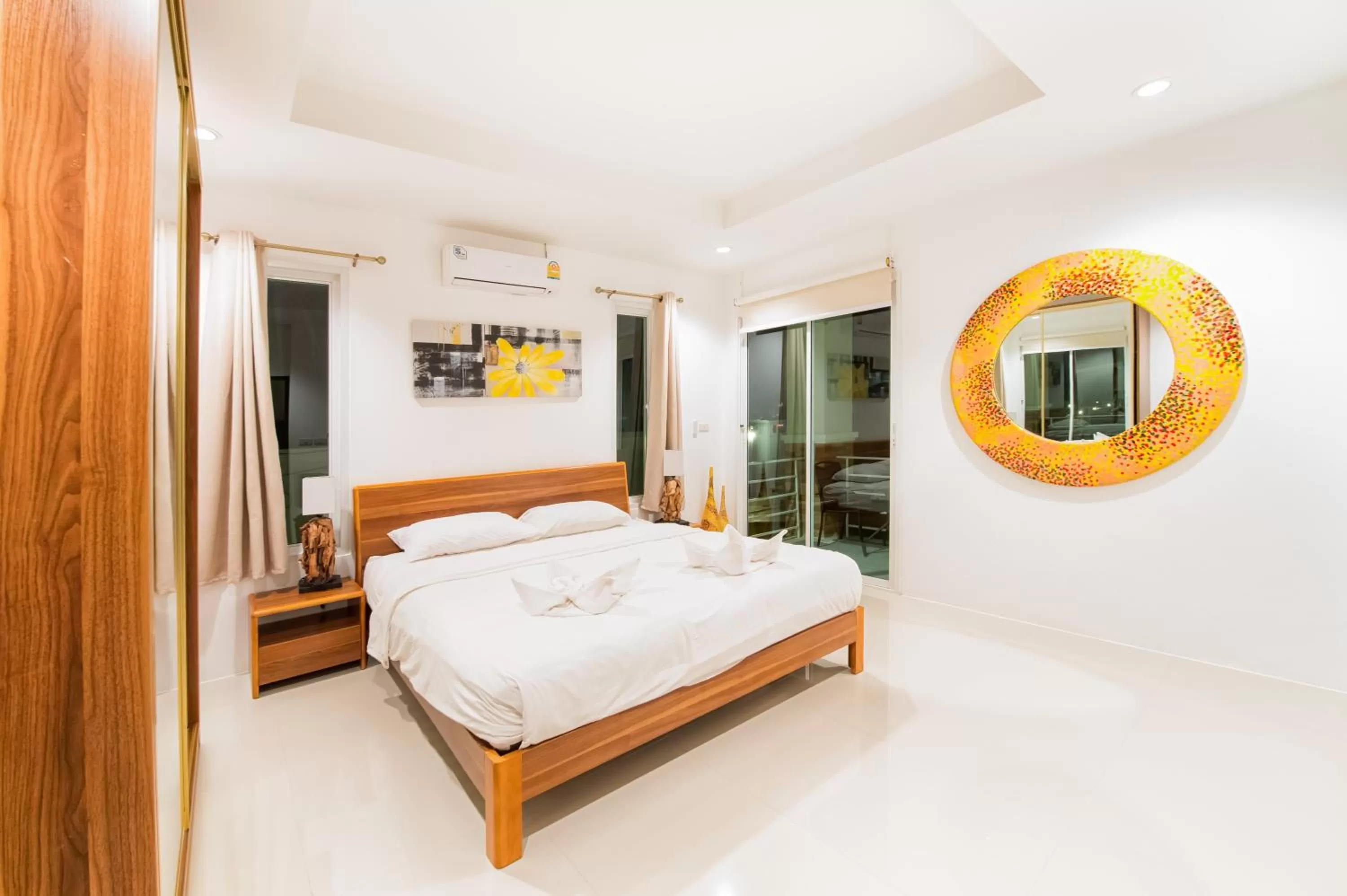 Photo of the whole room, Bed in Oriental Beach Pearl Resort