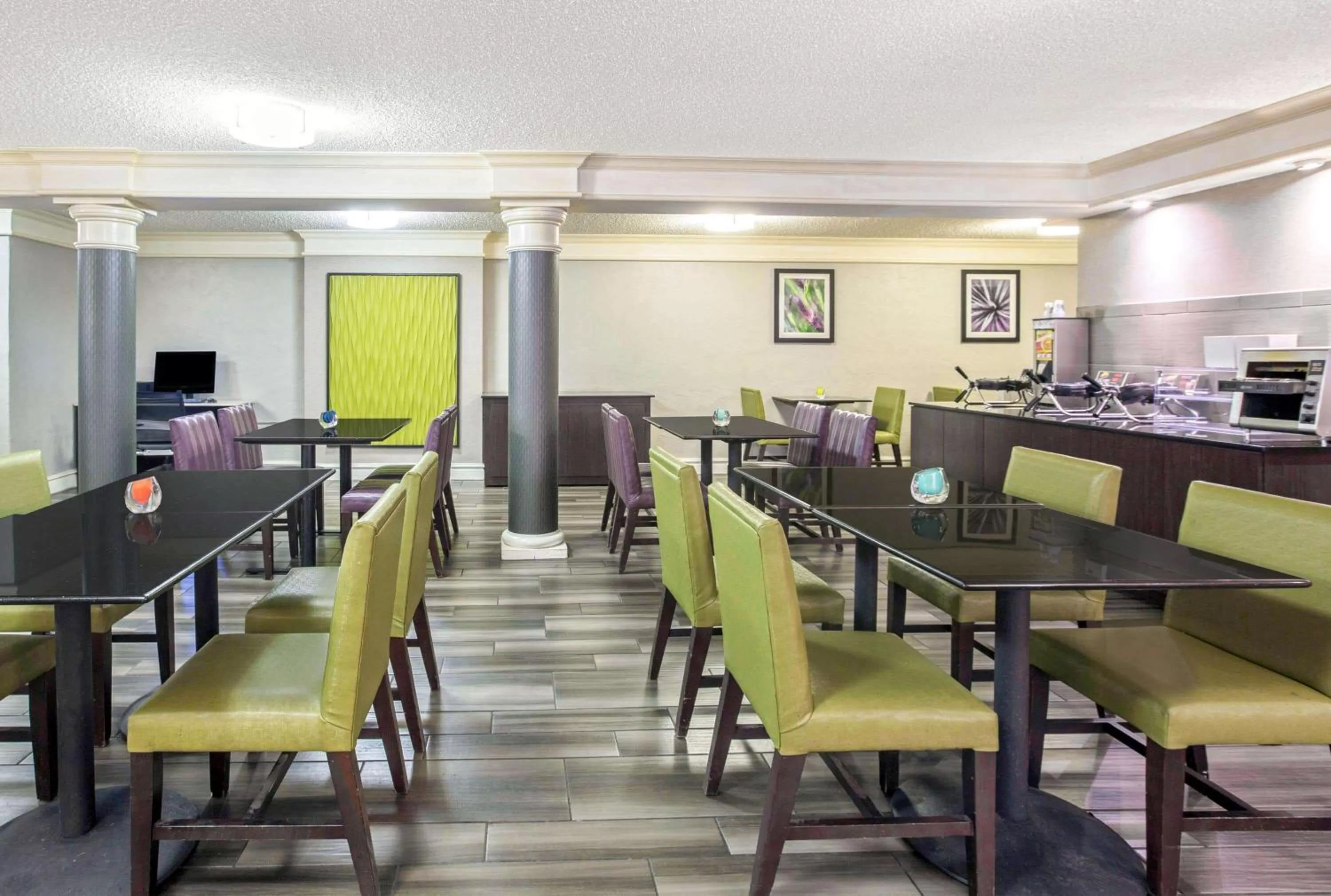 Restaurant/places to eat in La Quinta Inn by Wyndham Fresno Yosemite