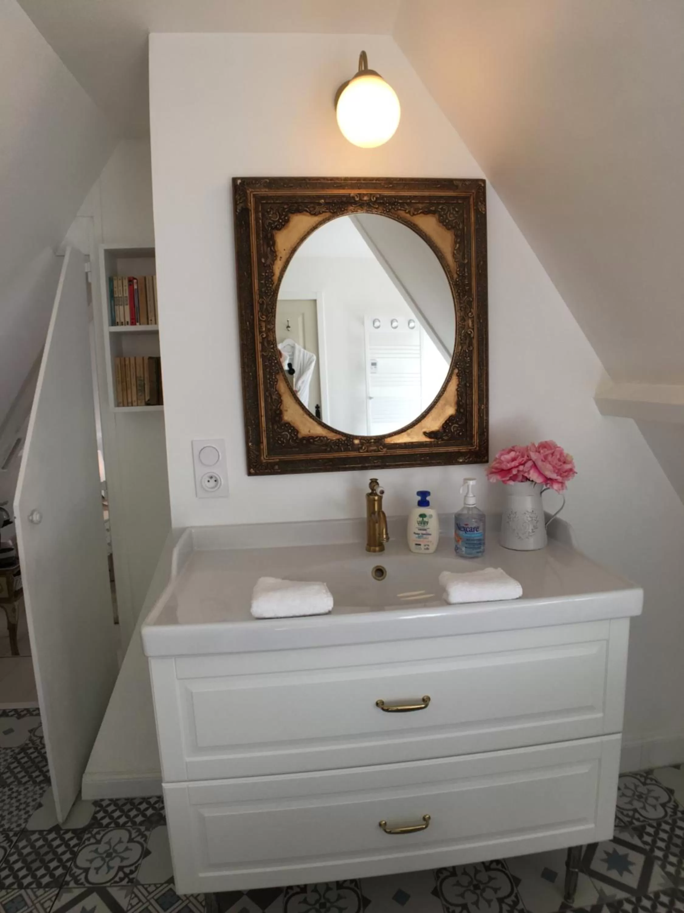 Bathroom in La Romance et la Romanesque