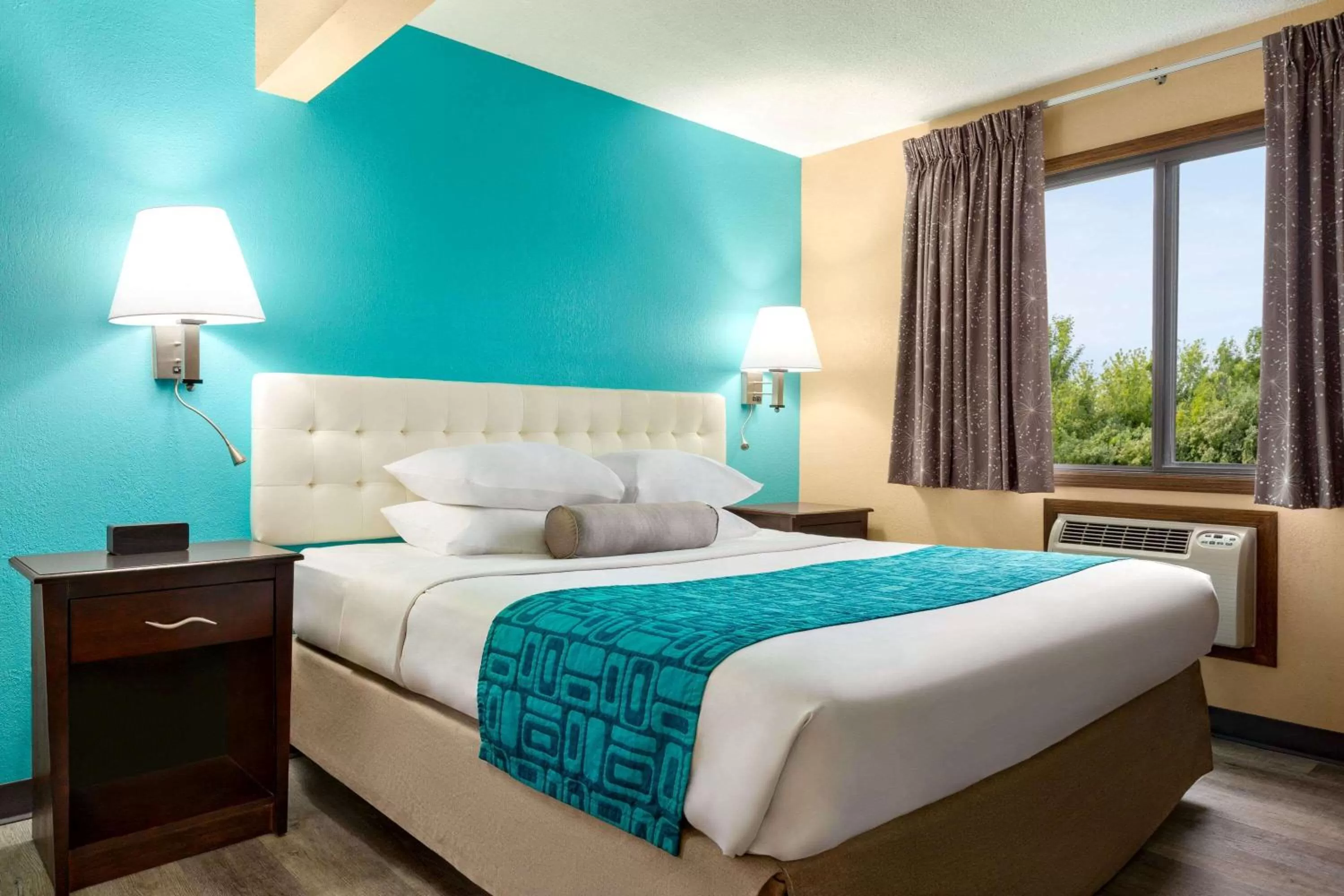 Photo of the whole room, Bed in Howard Johnson by Wyndham Waterloo/Cedar Falls