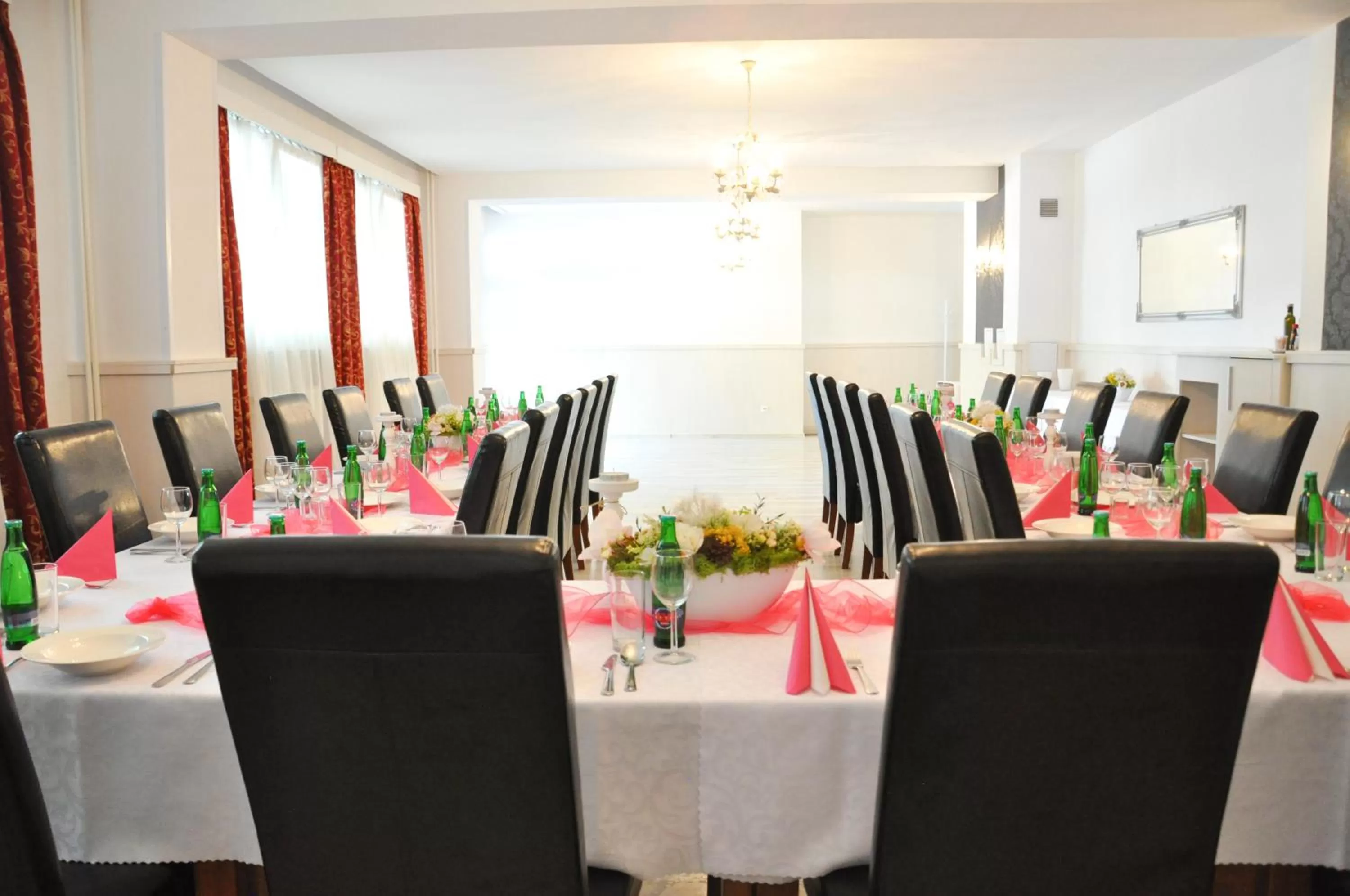 Meeting/conference room, Restaurant/Places to Eat in Hotel Garni