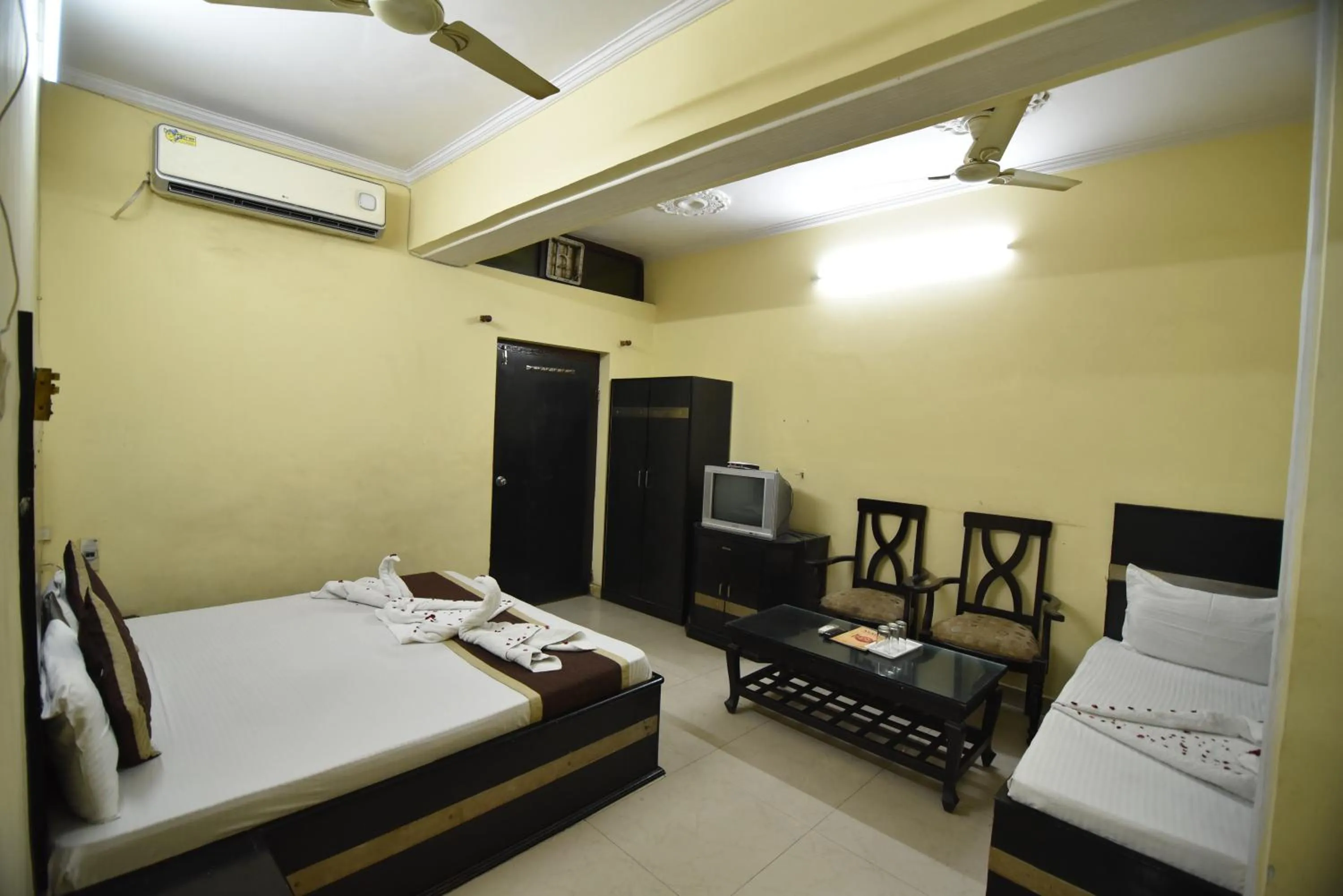 Area and facilities, Bed in Hotel Vaishnavi