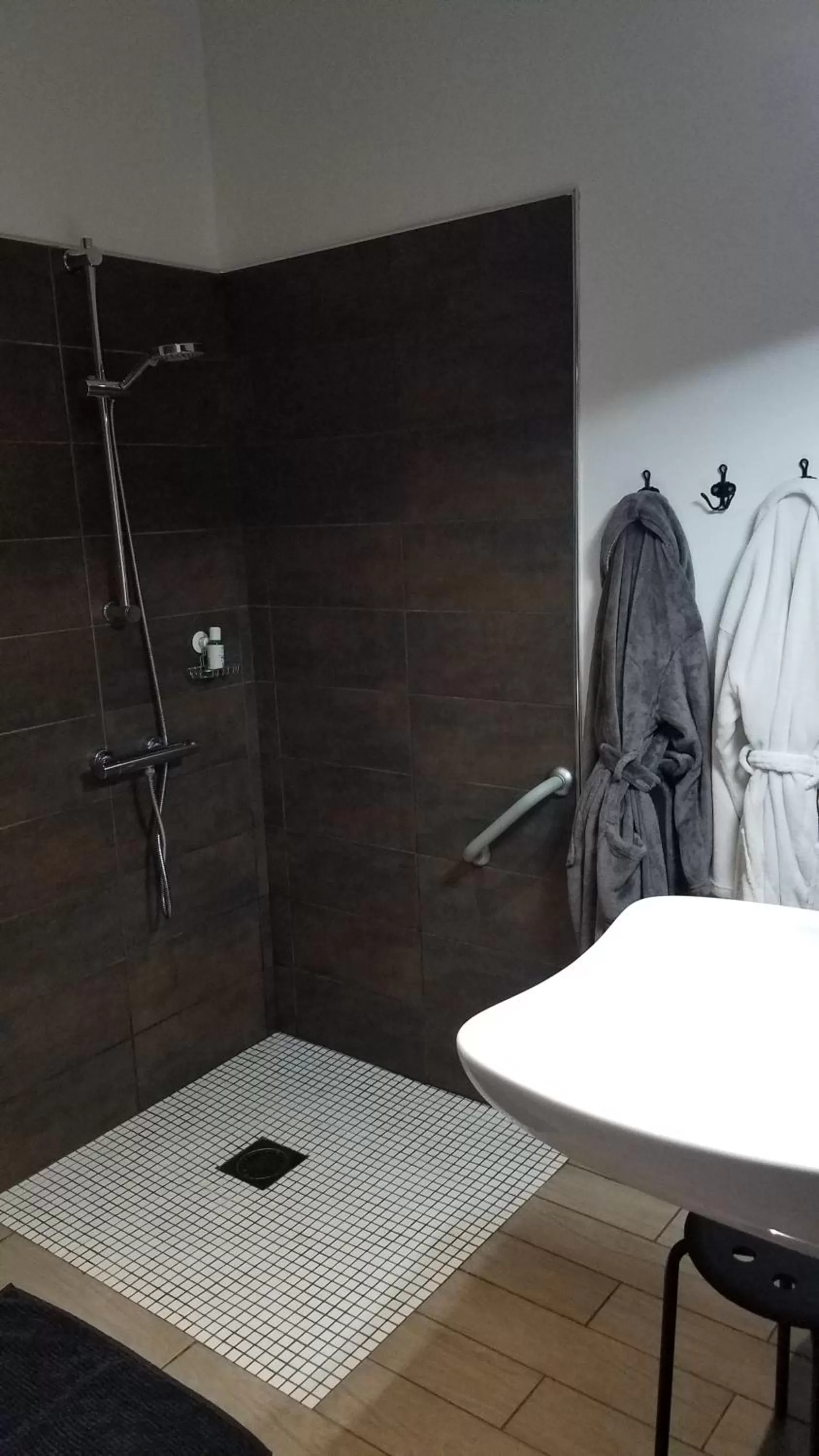 Shower in Château Besson