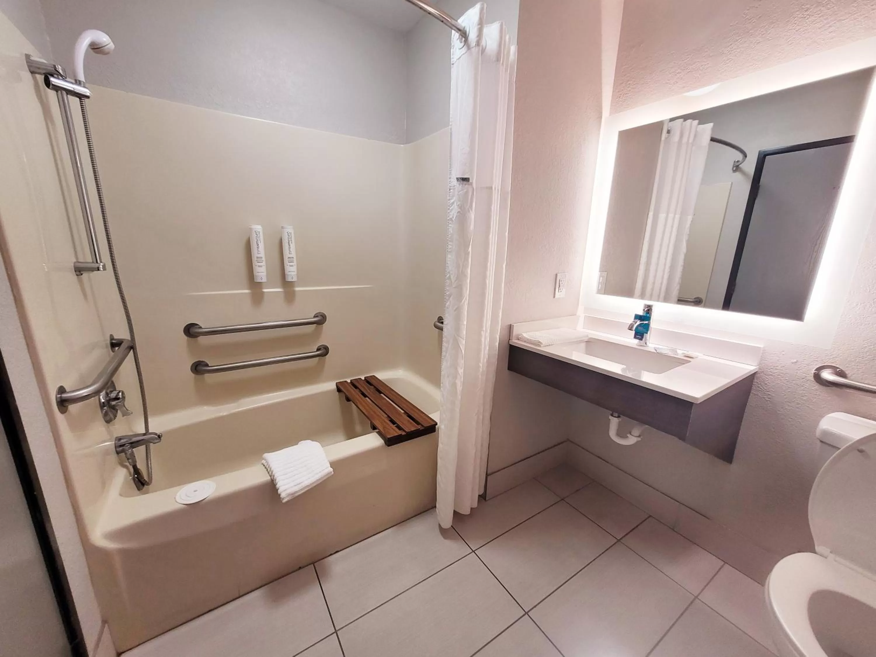 Shower in Clarion Pointe Harrodsburg-Danville