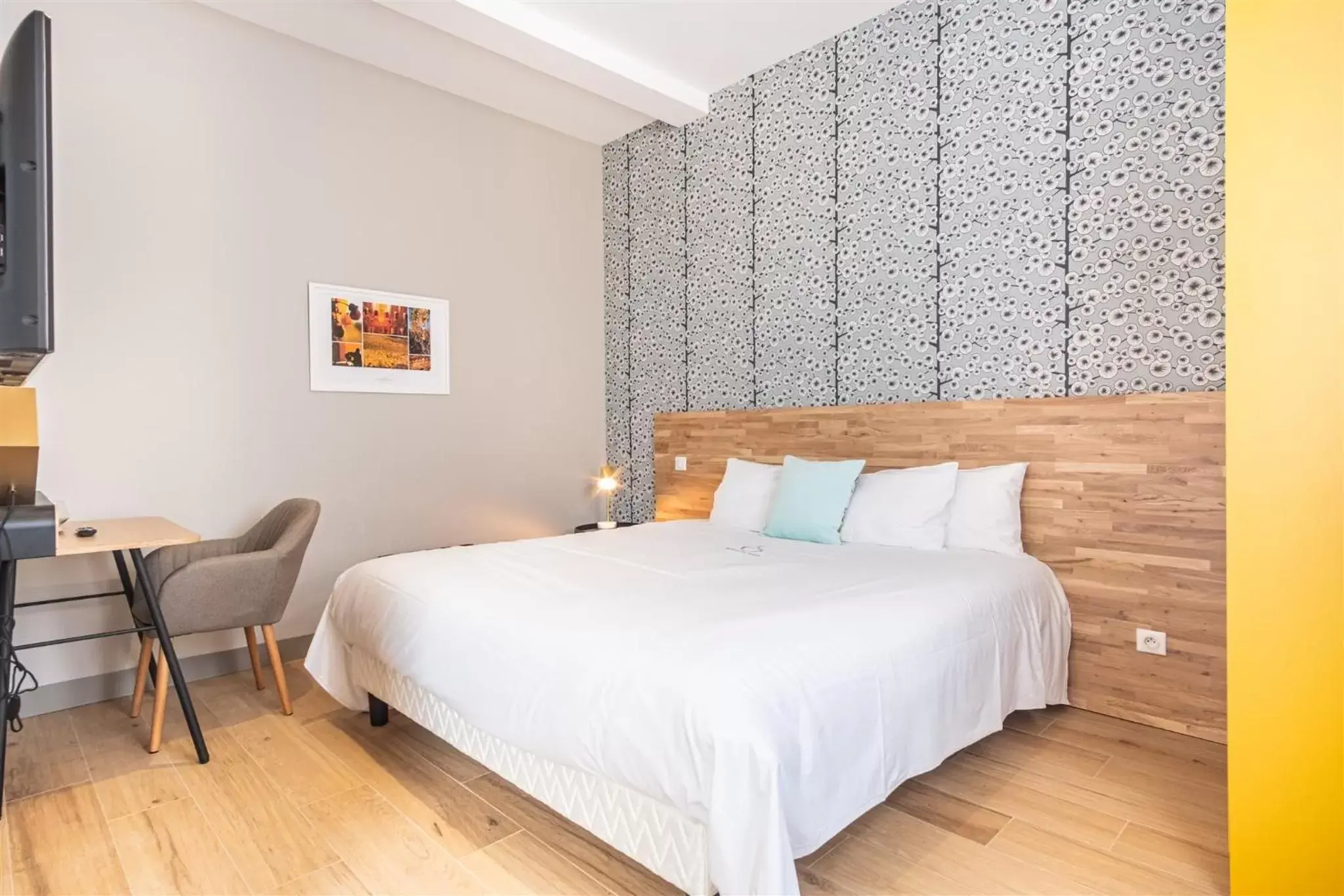 Small Double Room in Chambres d'hôtes du Château de Seguin Small Double Room in Chambres d'hôtes du Château de Seguin