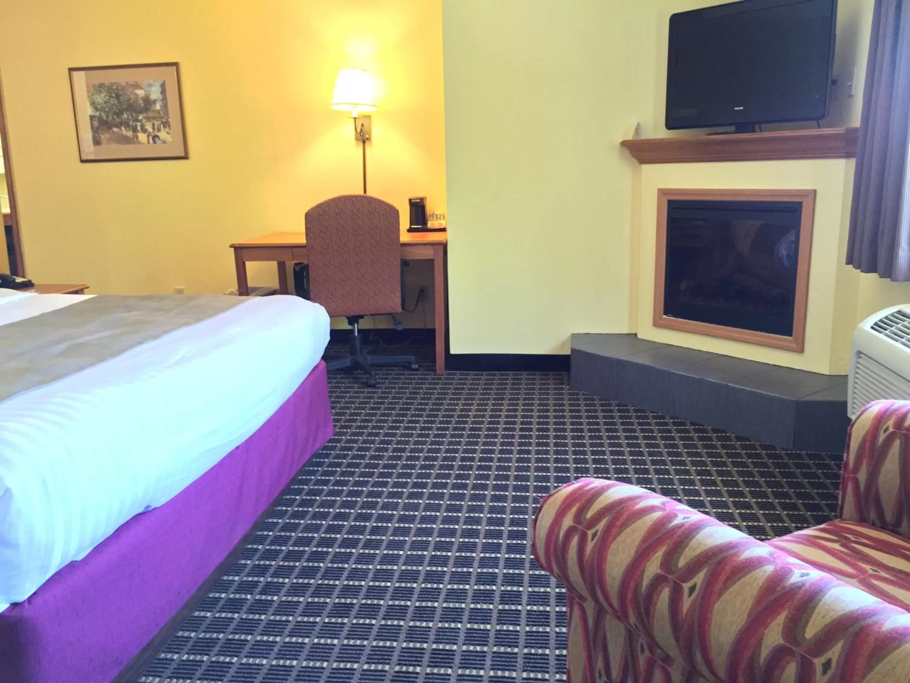 Decorative detail, Bed in Quality Inn & Suites Harrington - Milford