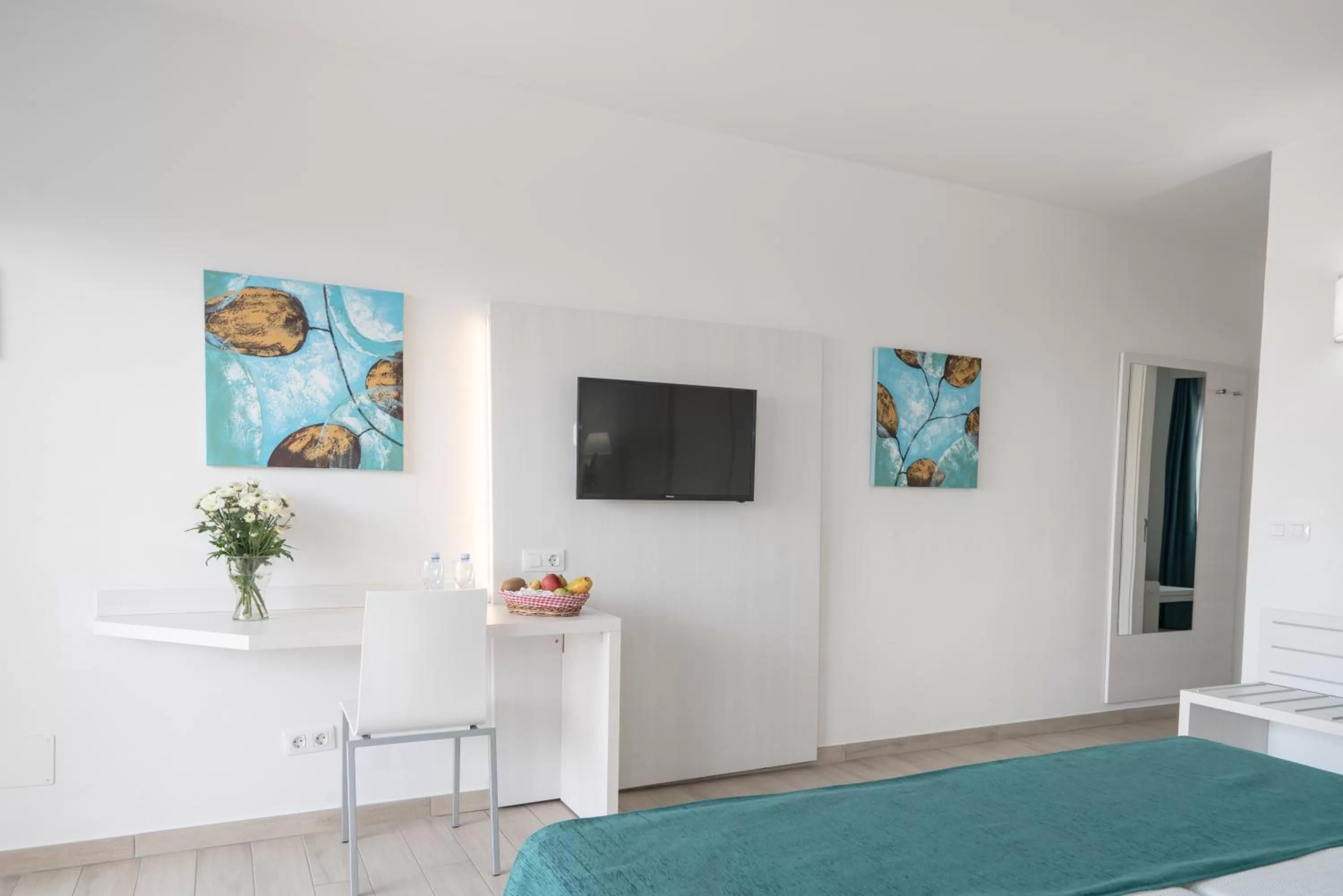 Photo of the whole room, Bed in Hotel THB Flora