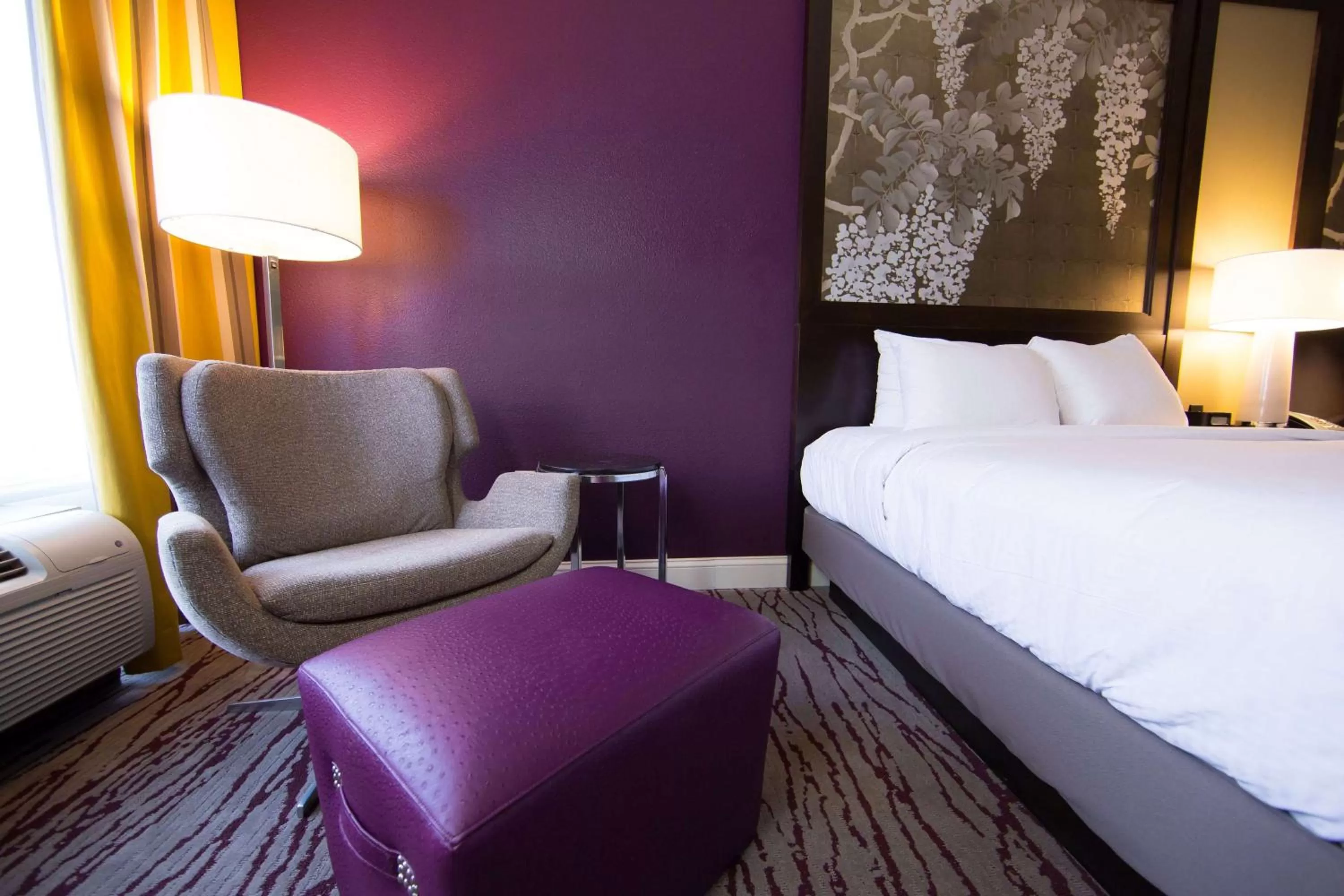 Living room, Bed in DoubleTree by Hilton Historic Savannah