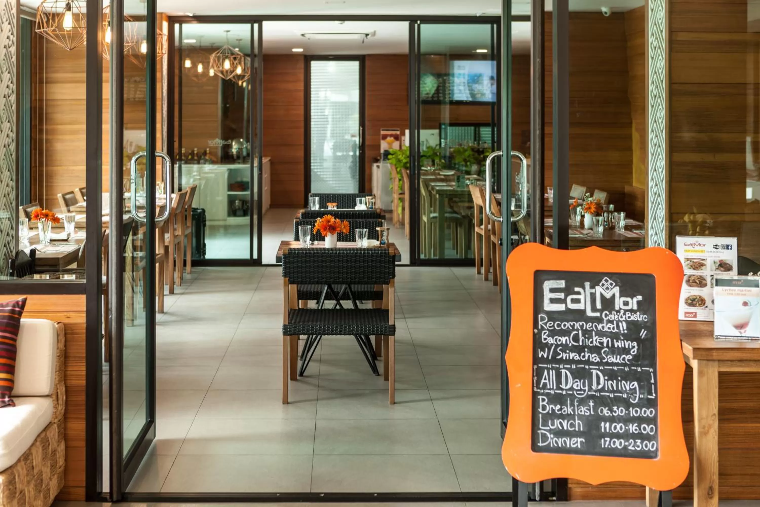 Restaurant/places to eat in Cmor Nimman by Recall Hotels