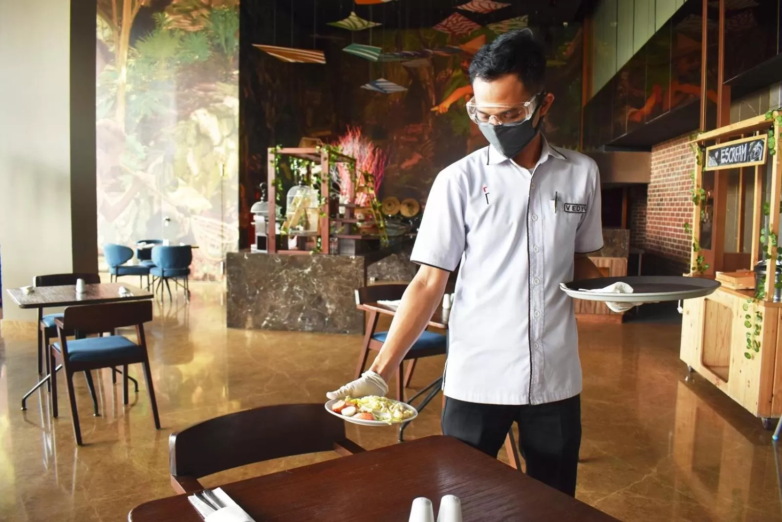 Staff in Luminor Hotel Airport Sidoarjo By WH , Best Choice and Strategic Location with a Rooftop area in Town