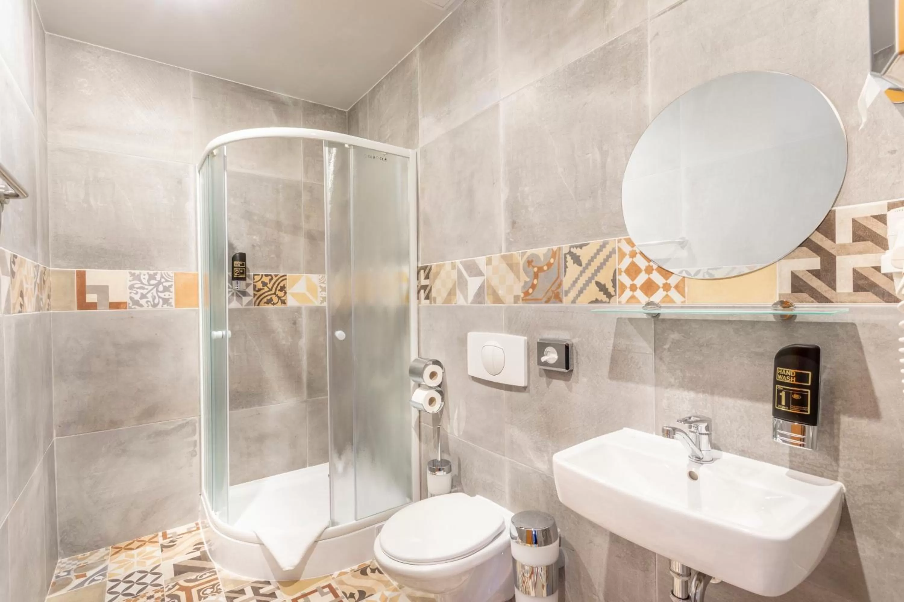 Shower in Prague Centre Plaza