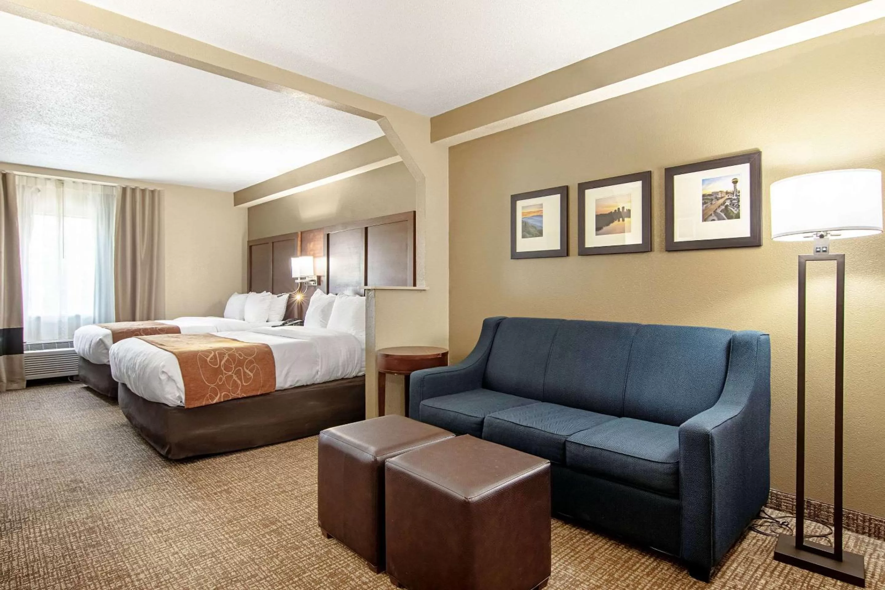 Photo of the whole room, Bed in Comfort Suites Knoxville Airport