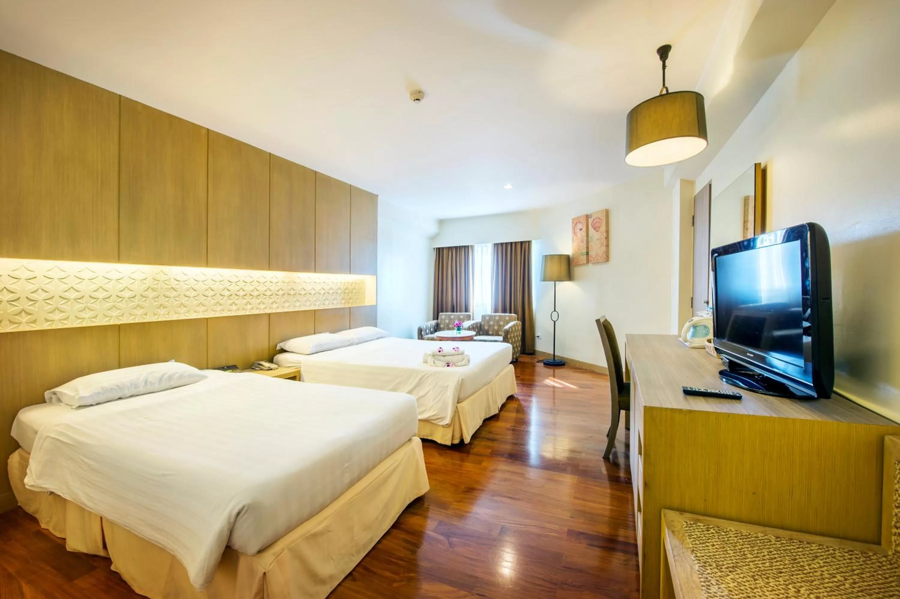 Photo of the whole room, Bed in Jomtien Palm Beach Hotel and Resort