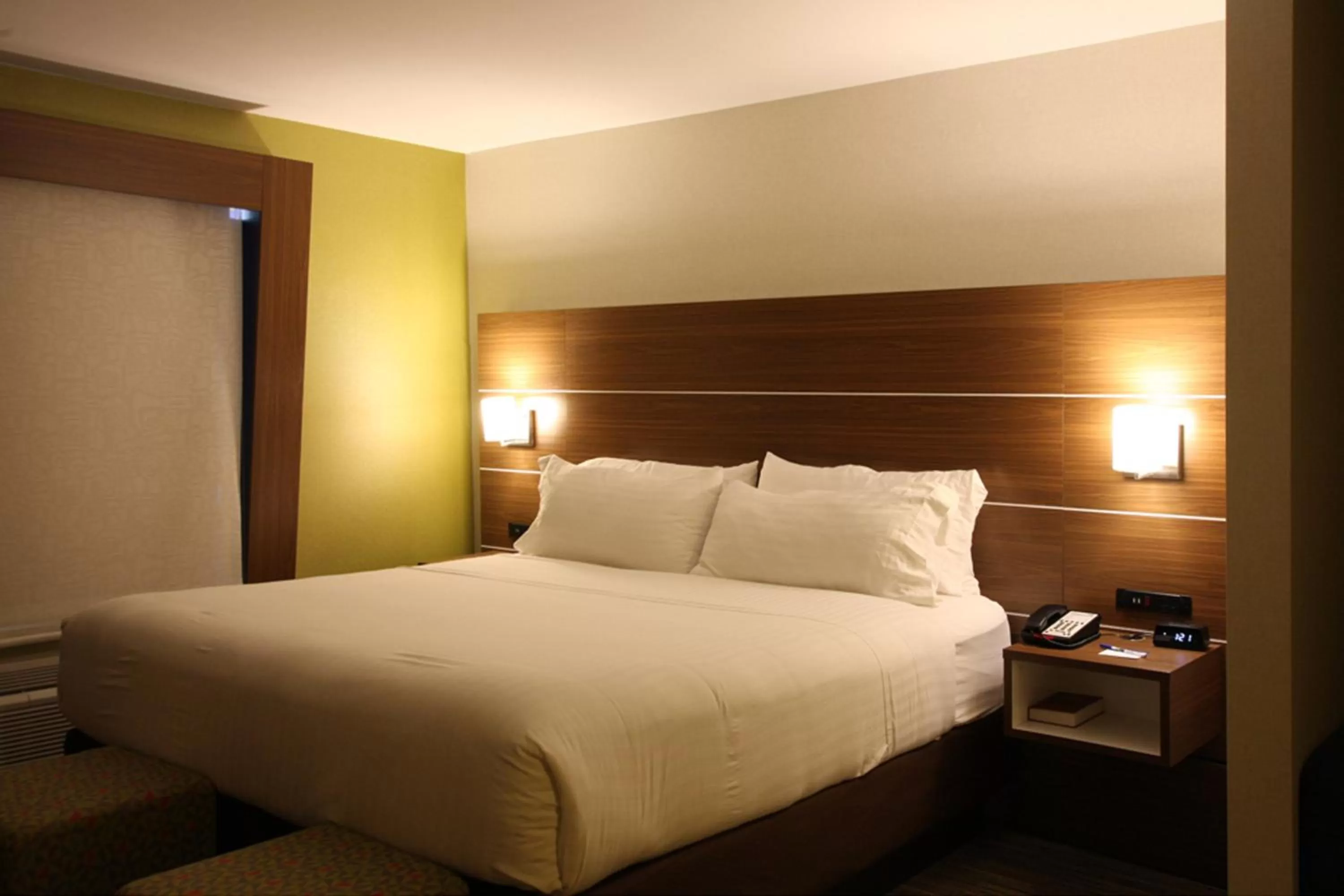 Photo of the whole room, Bed in Holiday Inn Express Branford-New Haven by IHG