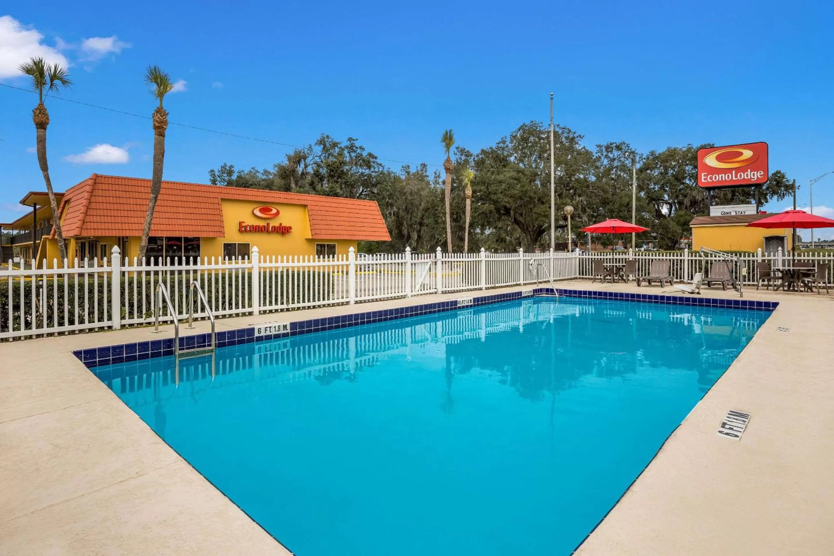 Swimming pool in Econo Lodge Live Oak