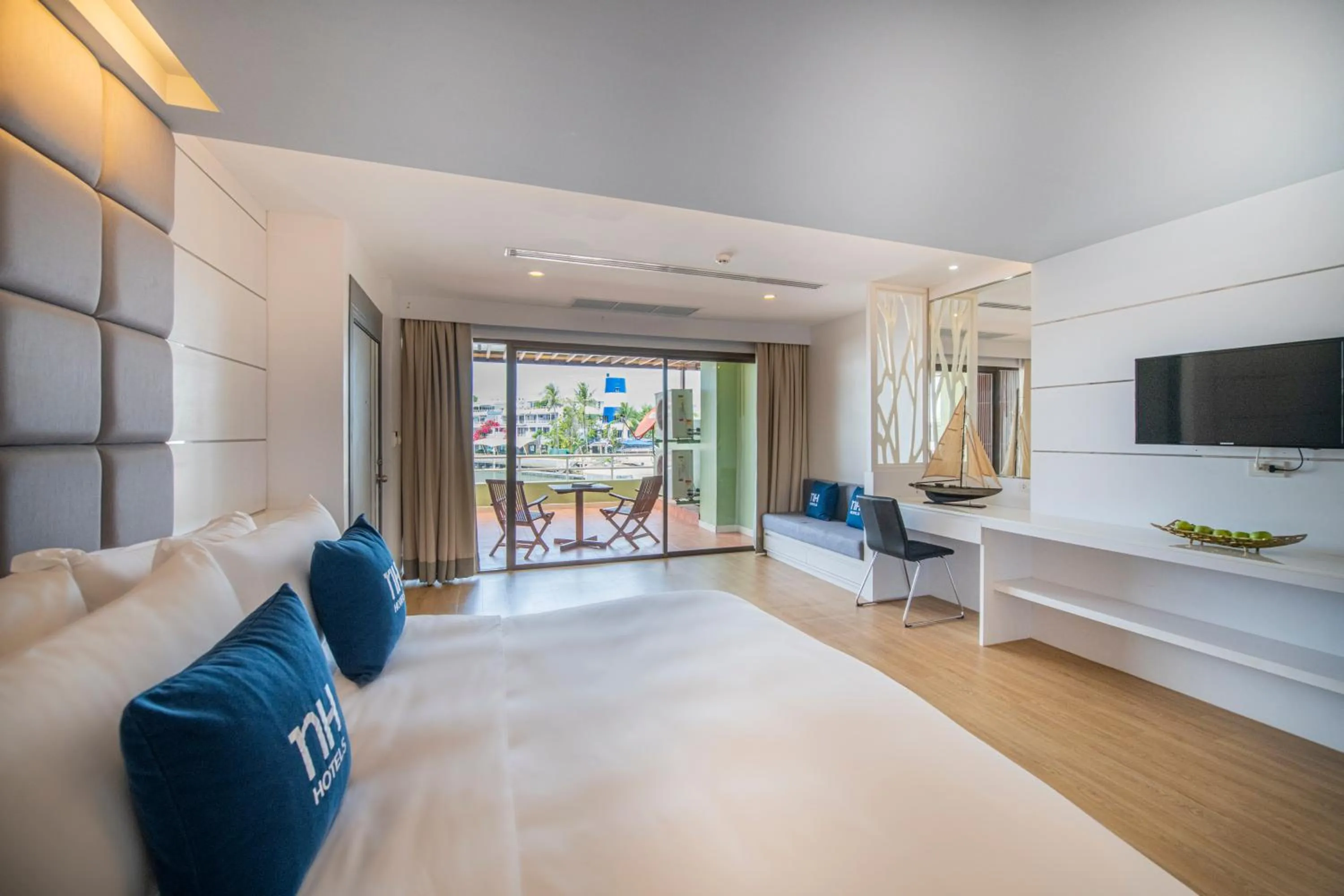 Photo of the whole room, Bed in NH Boat Lagoon Phuket Resort