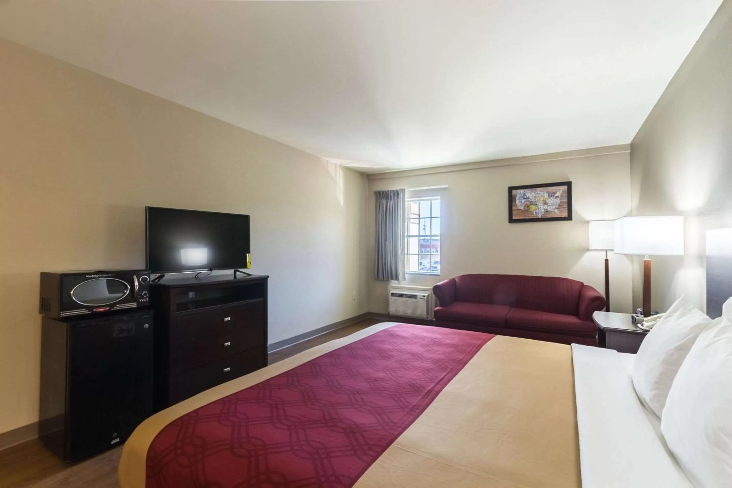 Photo of the whole room, Bed in Econo Lodge Harrisburg - Southwest of Hershey Area