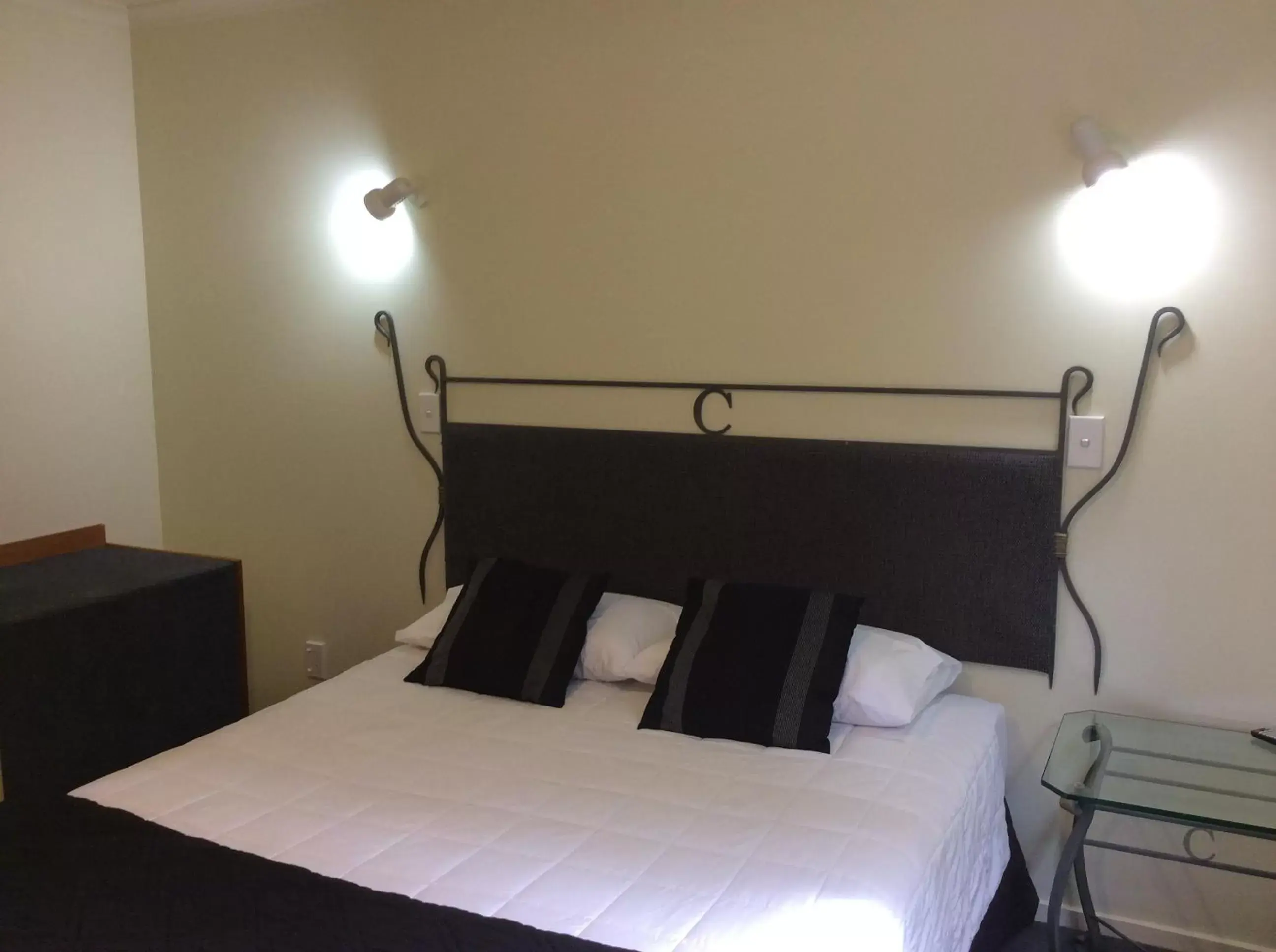 One-Bedroom Apartment (3 Adults) in Chancellor Motor Lodge and Conference Centre One-Bedroom Apartment (3 Adults) in Chancellor Motor Lodge and Conference Centre