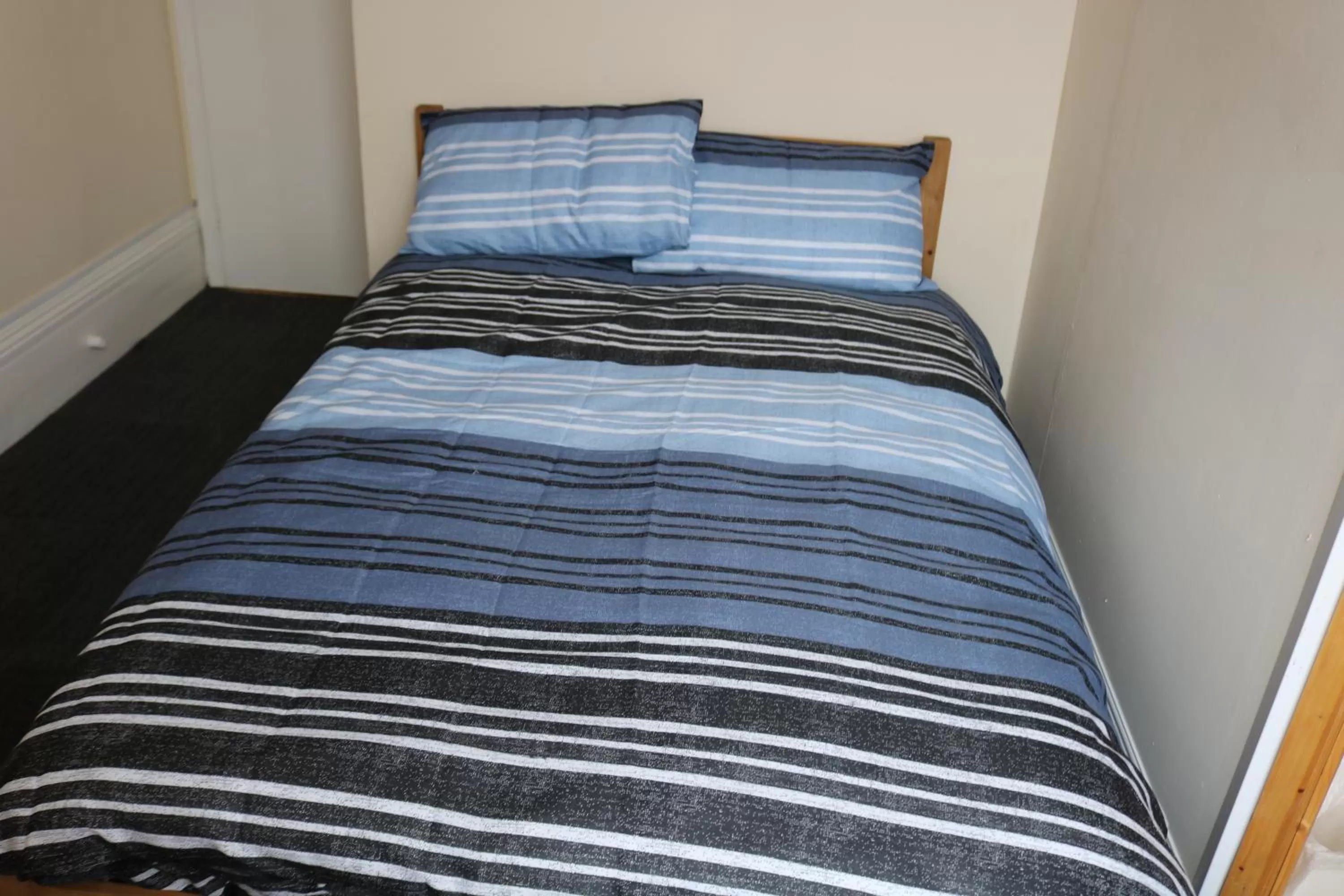 Bedroom, Bed in Lennard House