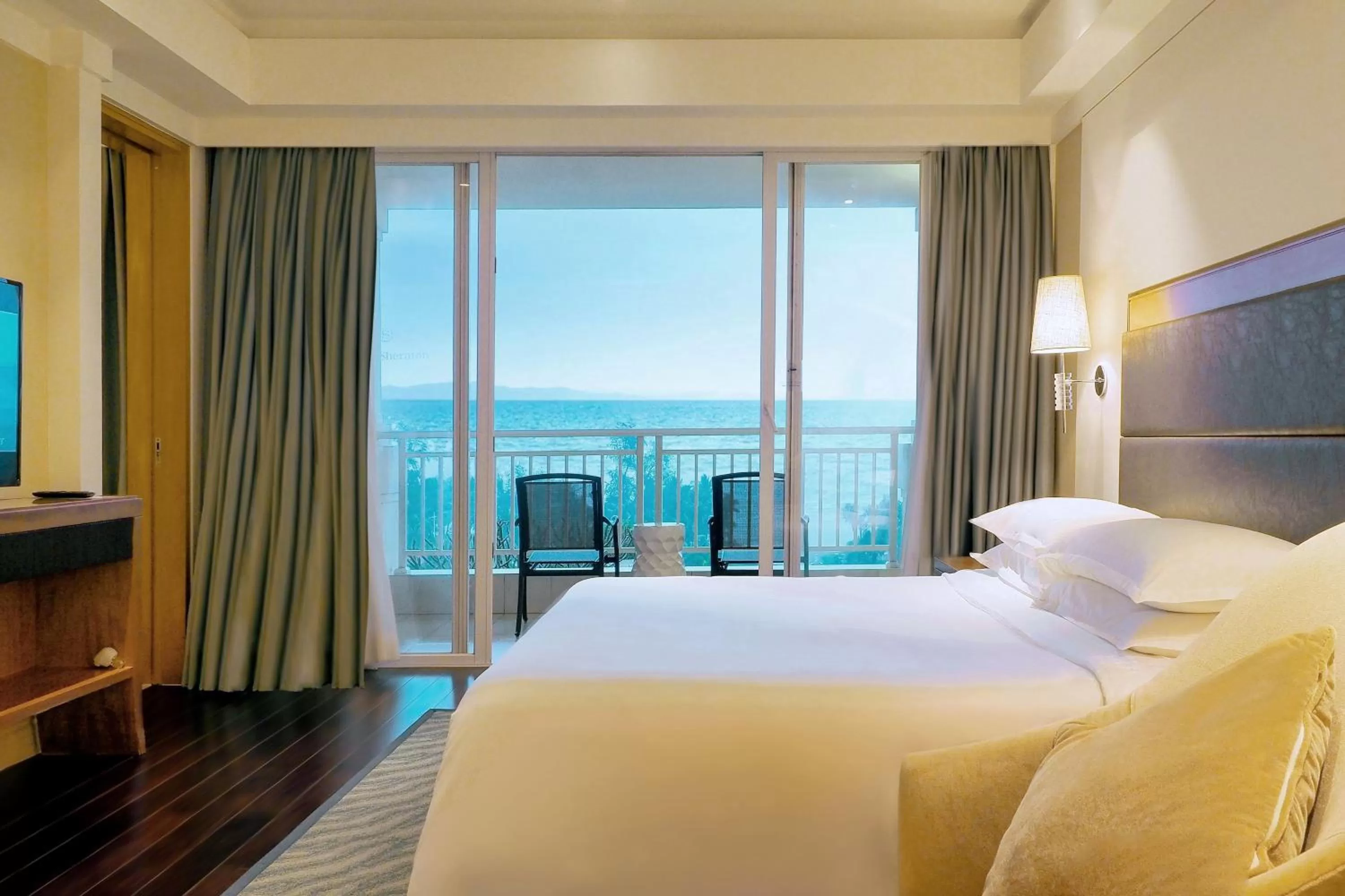 Bedroom, Bed in Sheraton Haikou Hotel