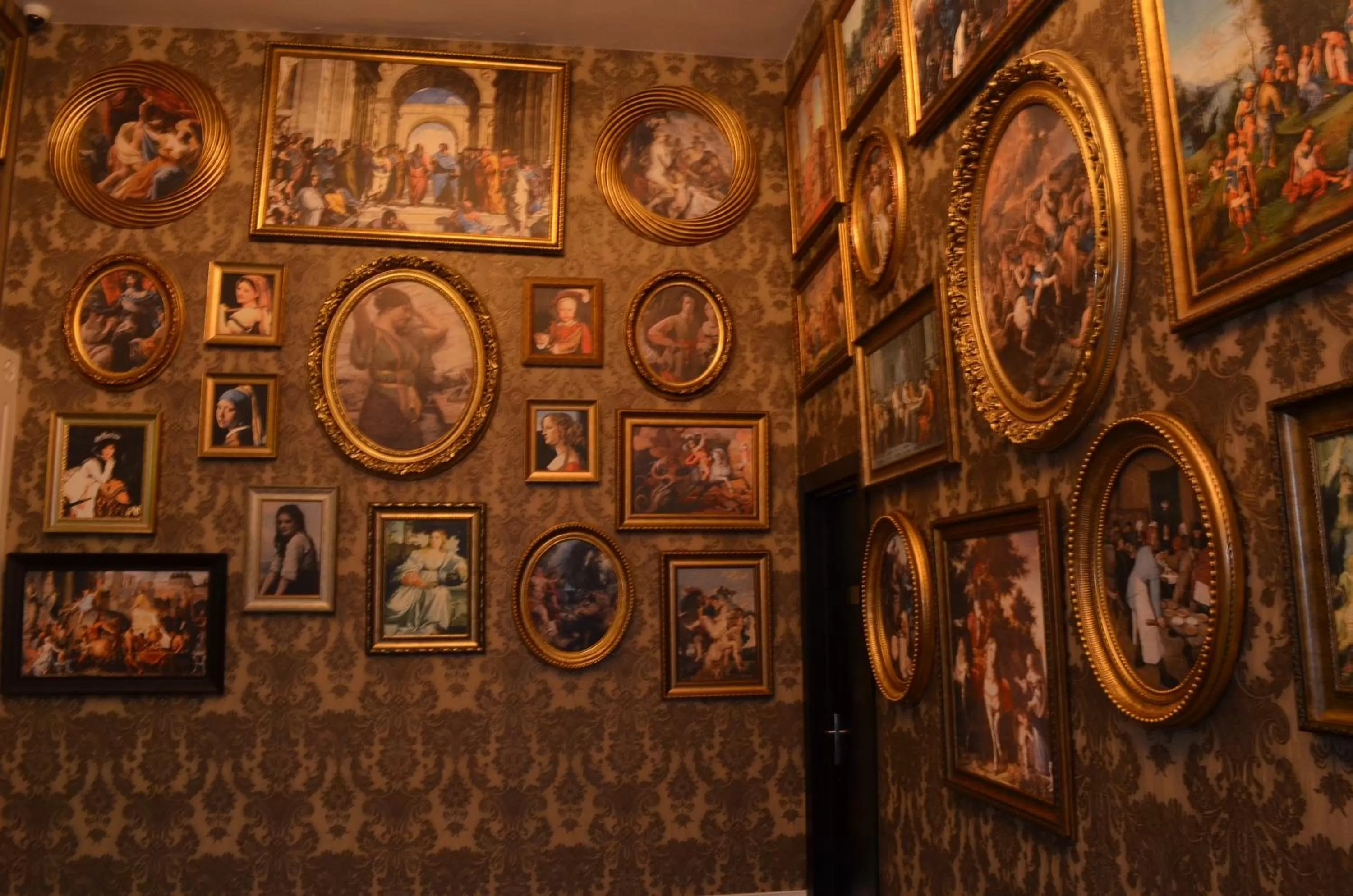 Communal lounge/ TV room in Sky Tower King Hotel