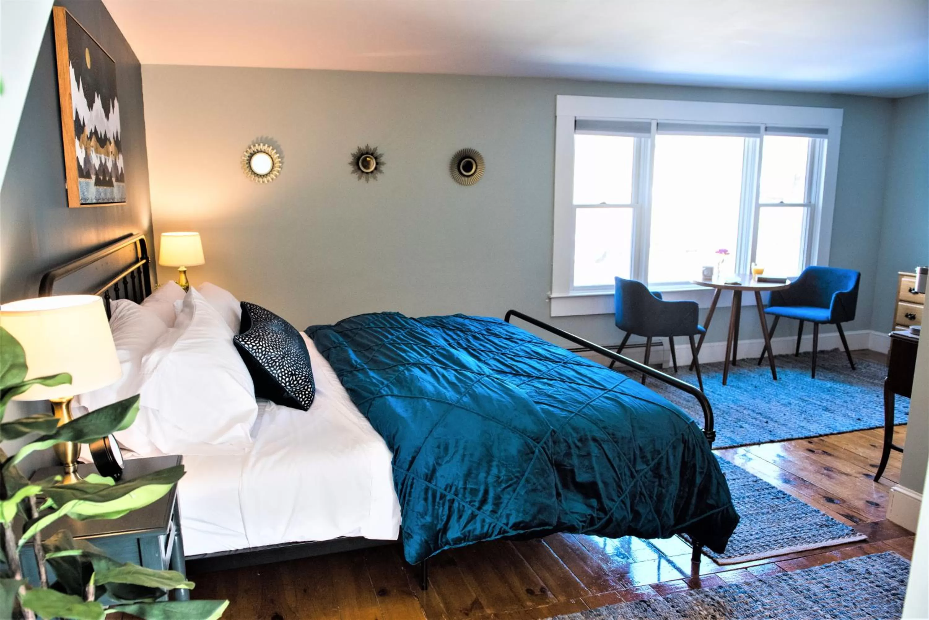 Dining area, Bed in Inn on Golden Pond