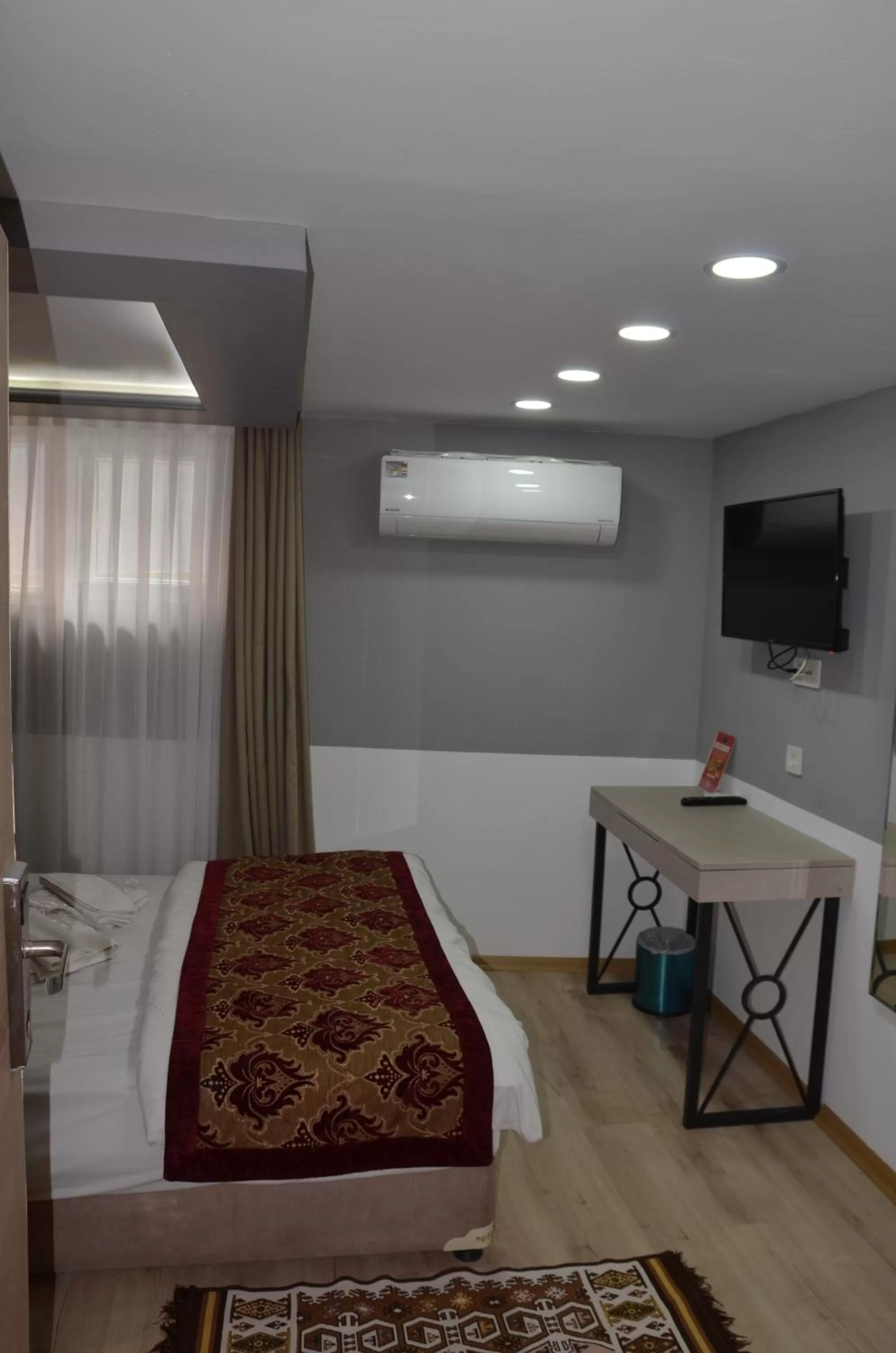 Photo of the whole room, Bed in The Lola Hotel