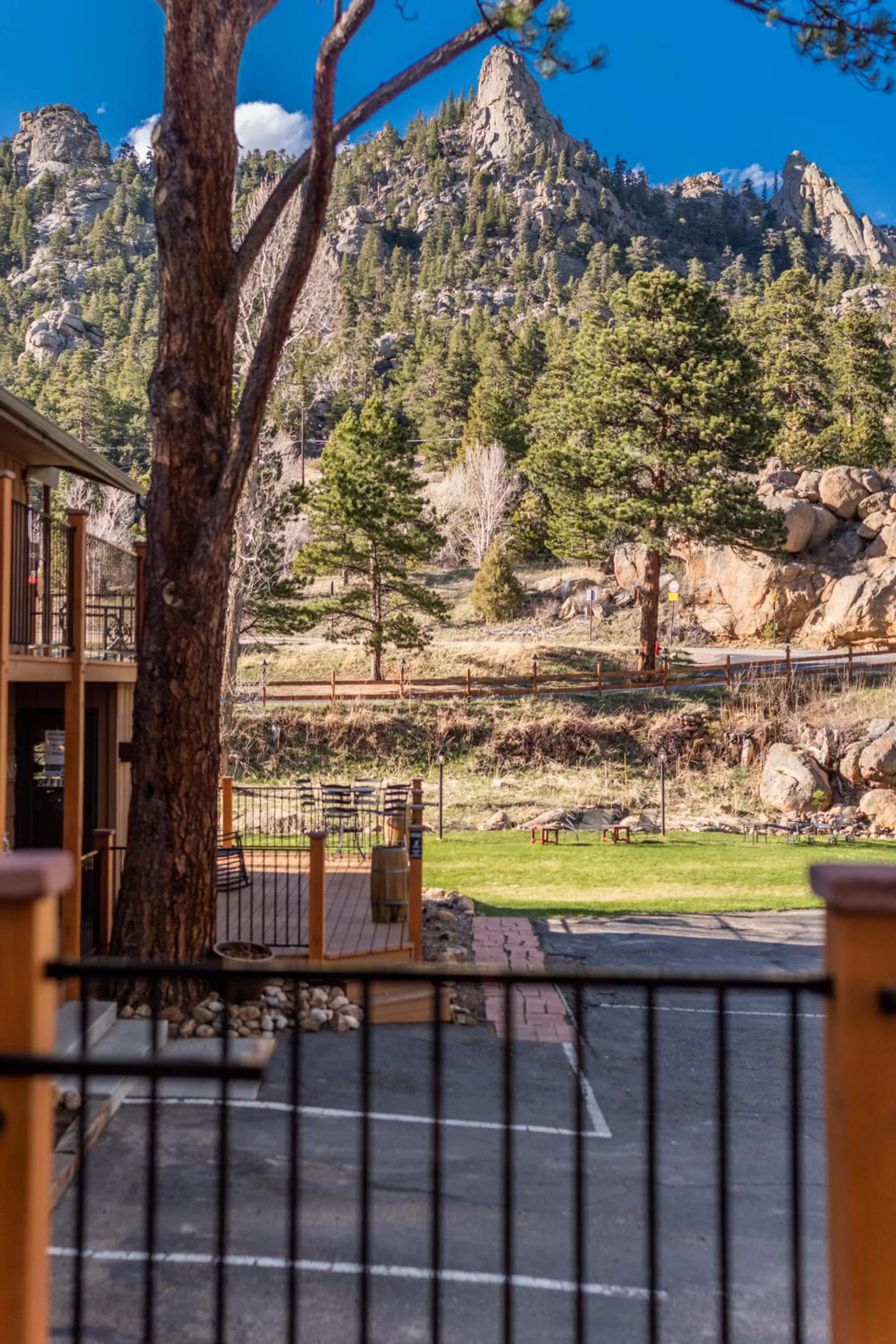 Mountain view in 4 Seasons Inn on Fall River