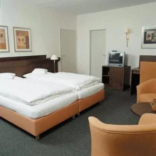 Photo of the whole room, Bed in Heidehotel Waldhütte