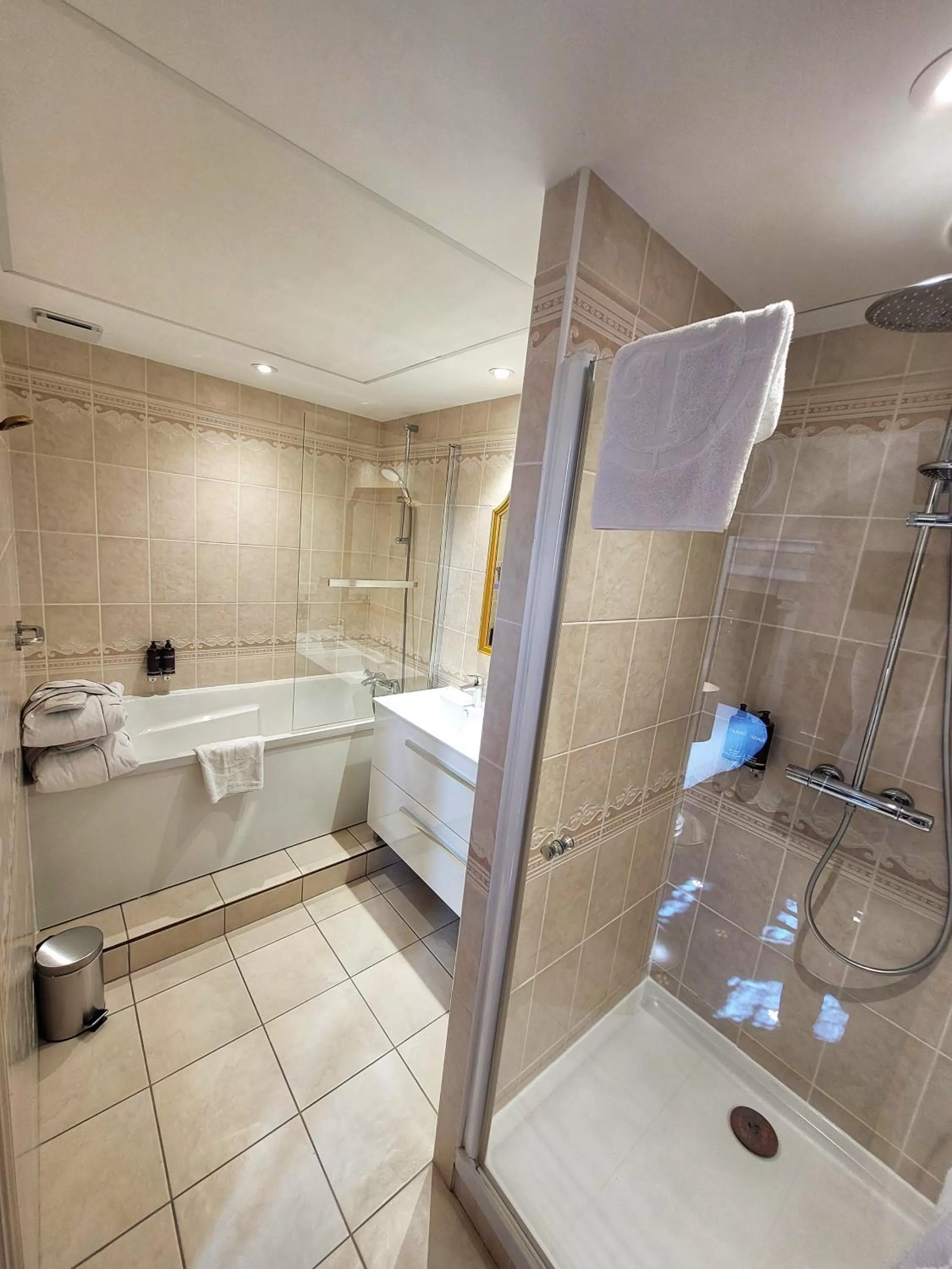 Shower in Le Manoir Saint Thomas