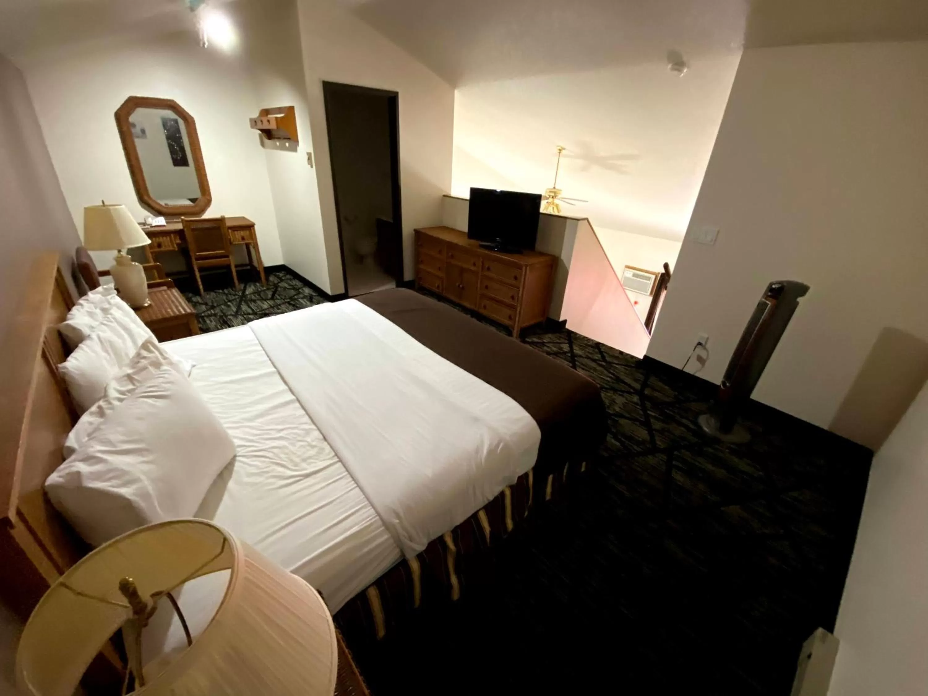 Bed in Woodland Inn & Suites