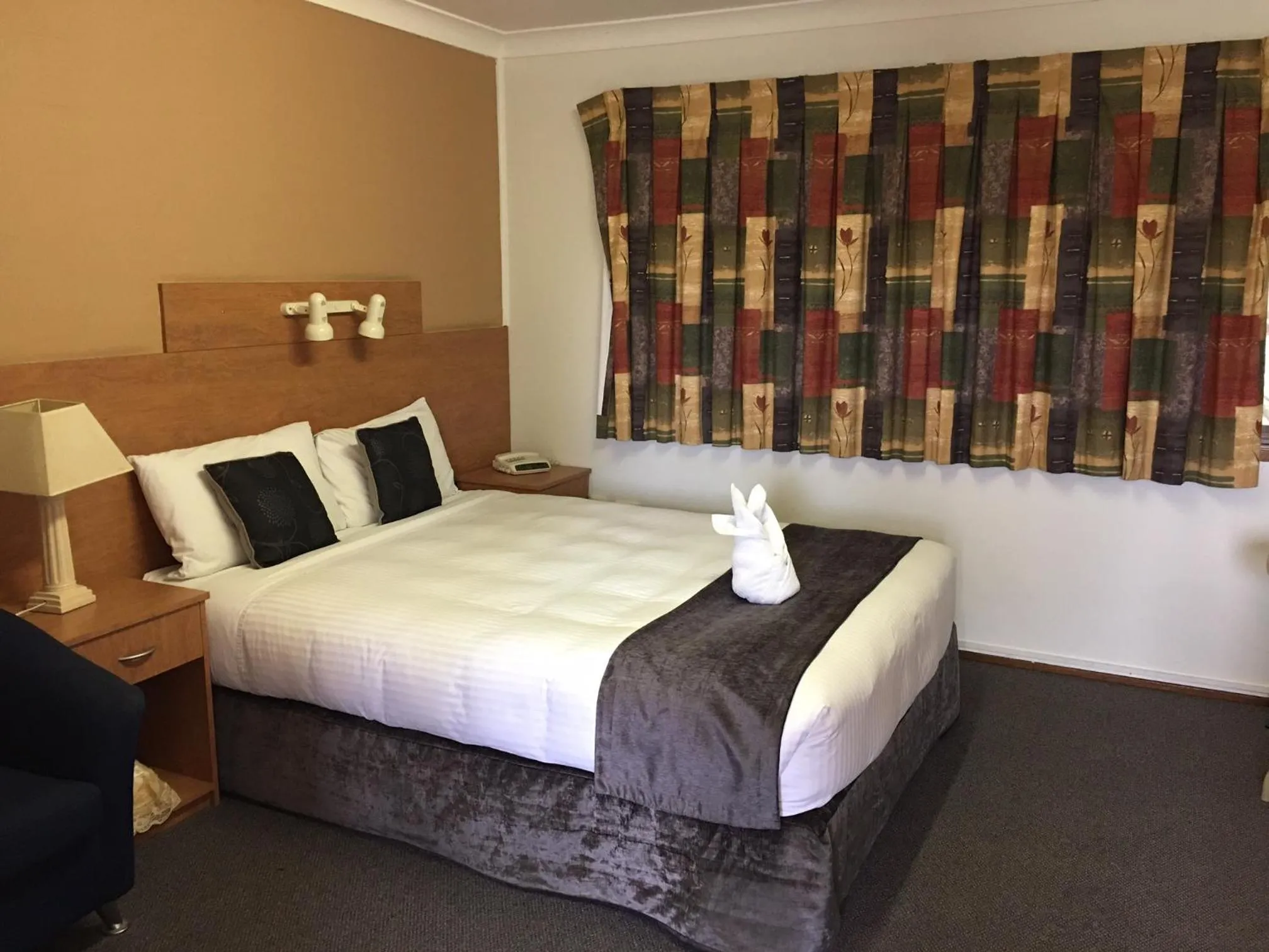 Bed in Bridge View Motel